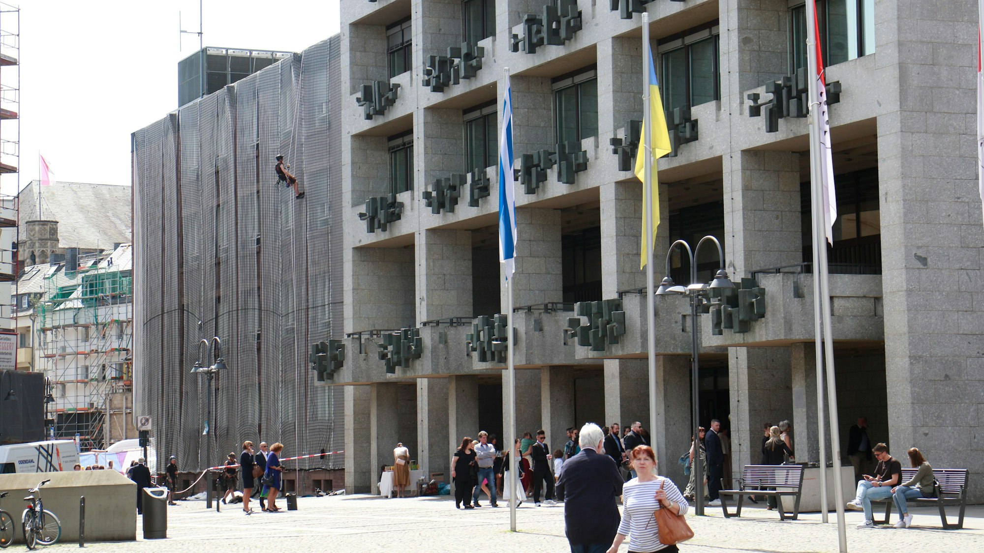 30.04.2024, Köln: Die Fassade des Historischen Rathauses ist maroder als gedacht. Die Stadt will daher die Sicherungsmaßnahmen an der Gebäudefassade ausweiten und weitere Fangnetze installieren. Ohne Termin. Foto aktuell. Foto: Arton Krasniqi