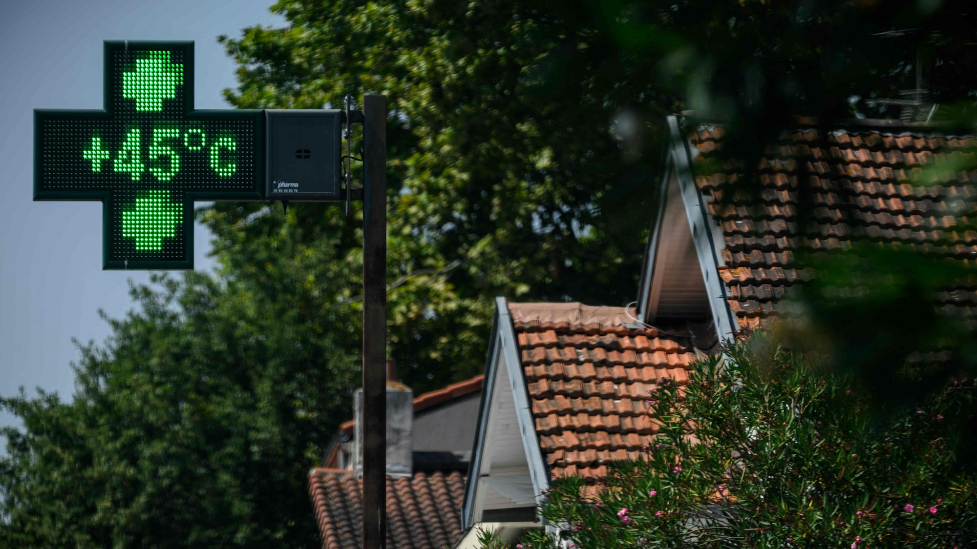 Ein Apothekenschild zeigt eine Temperatur von 45 °C in Toulouse im Südwesten Frankreichs an. (Archivbild)