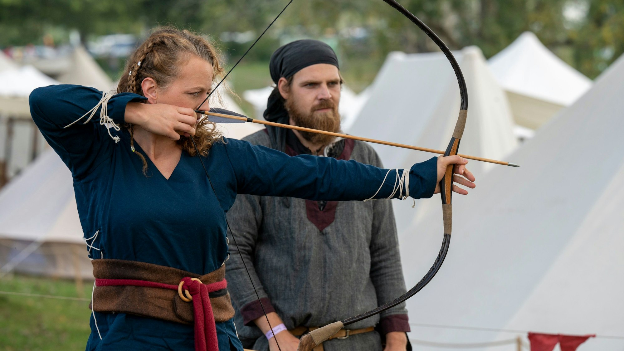 23.09.2023, Köln: Beim Mittelaltermarkt „Mittelalterliches Spectaculum“ am Fühlinger See lassen die Teilnehmenden das Mittelalter wieder auferstehen. Darsteller und Mitwirkenden des Mittelalterfestivals sind historisch gekleidet.
