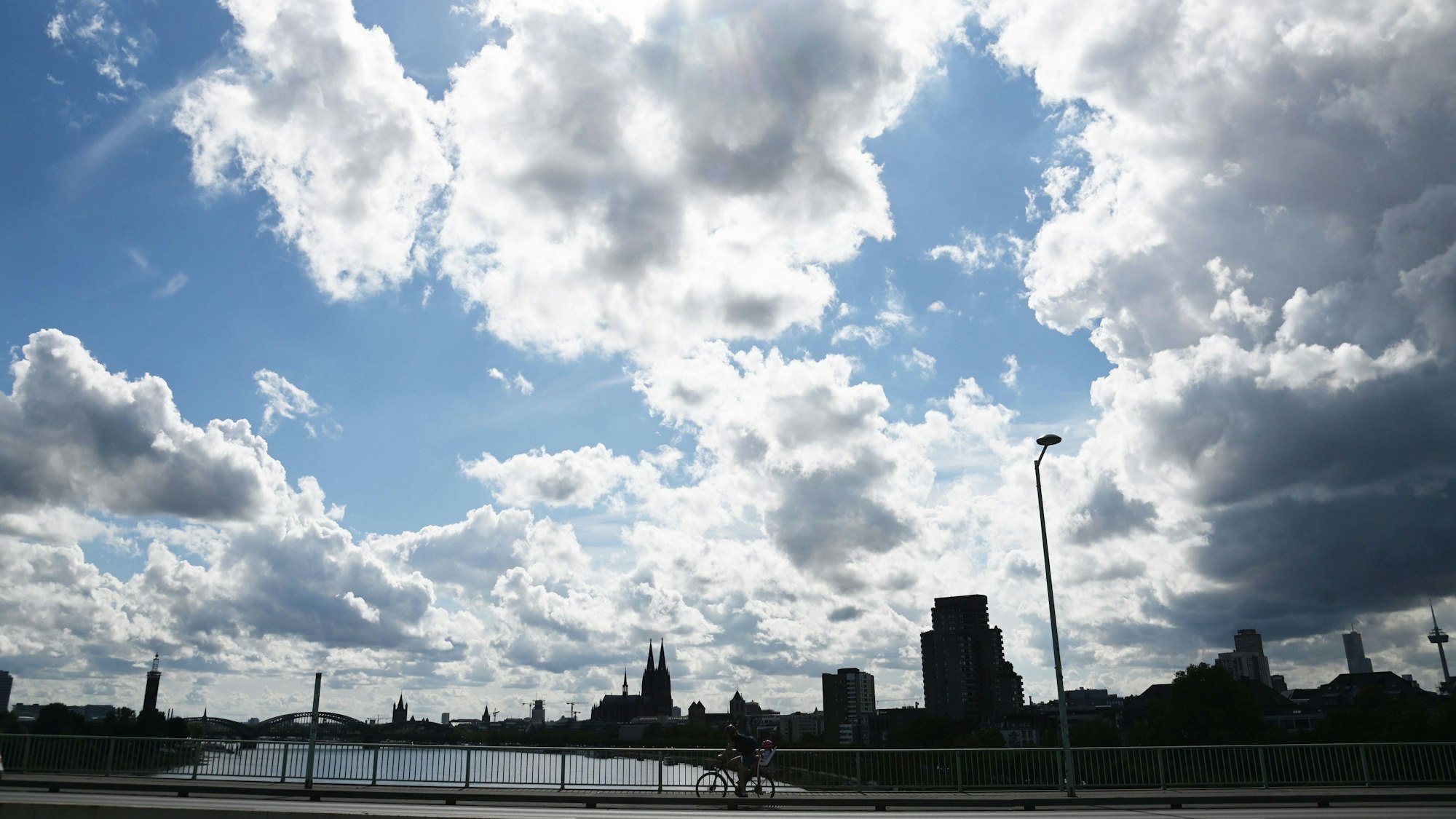Spektakulärer Wolkenhimmel über der Stadt. Fotografiert von der Zoobrücke. Foto: Alexander Schwaiger