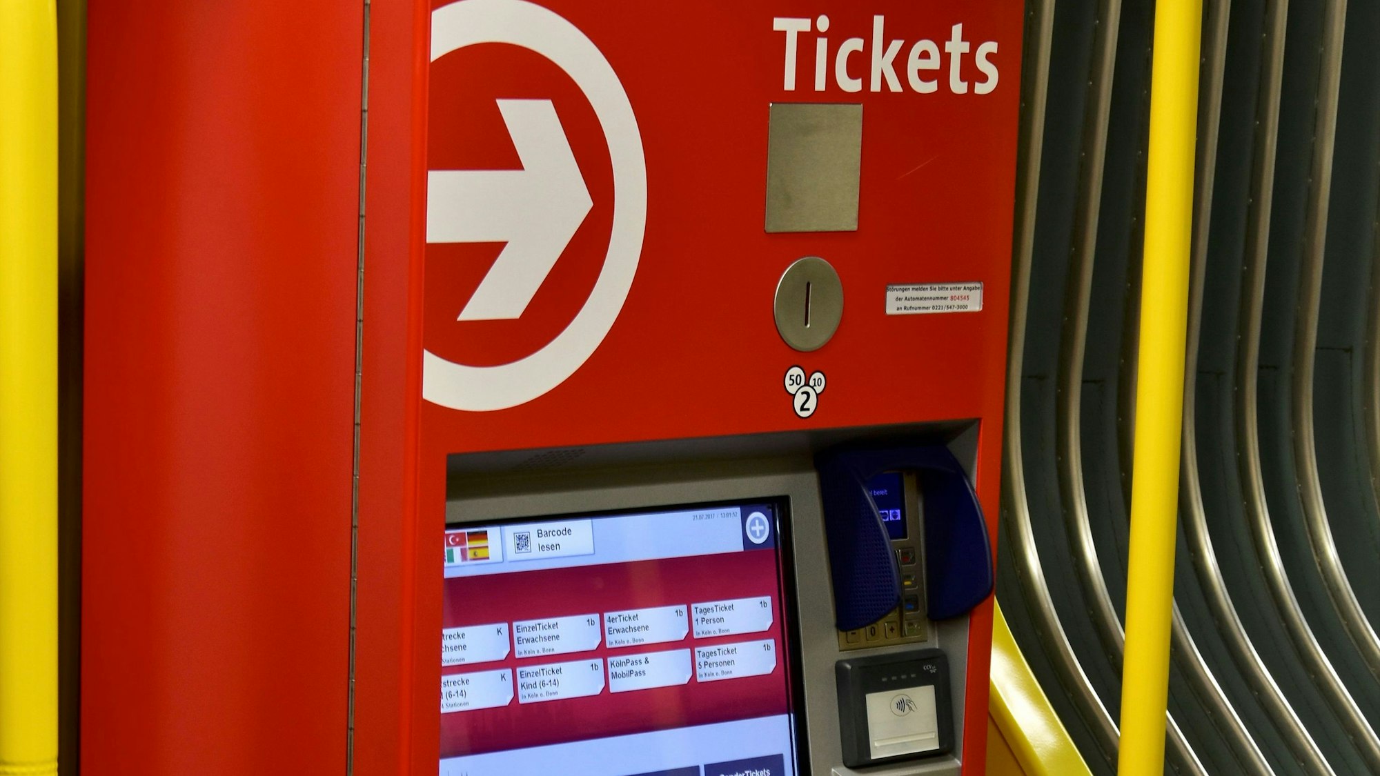 KVB Kölner Verkehrs Betriebe Automat Fahrschein Ticket Fahrkarte
Aufgenommen am: 21.07.2017
Foto: Alexander Roll (Staff)