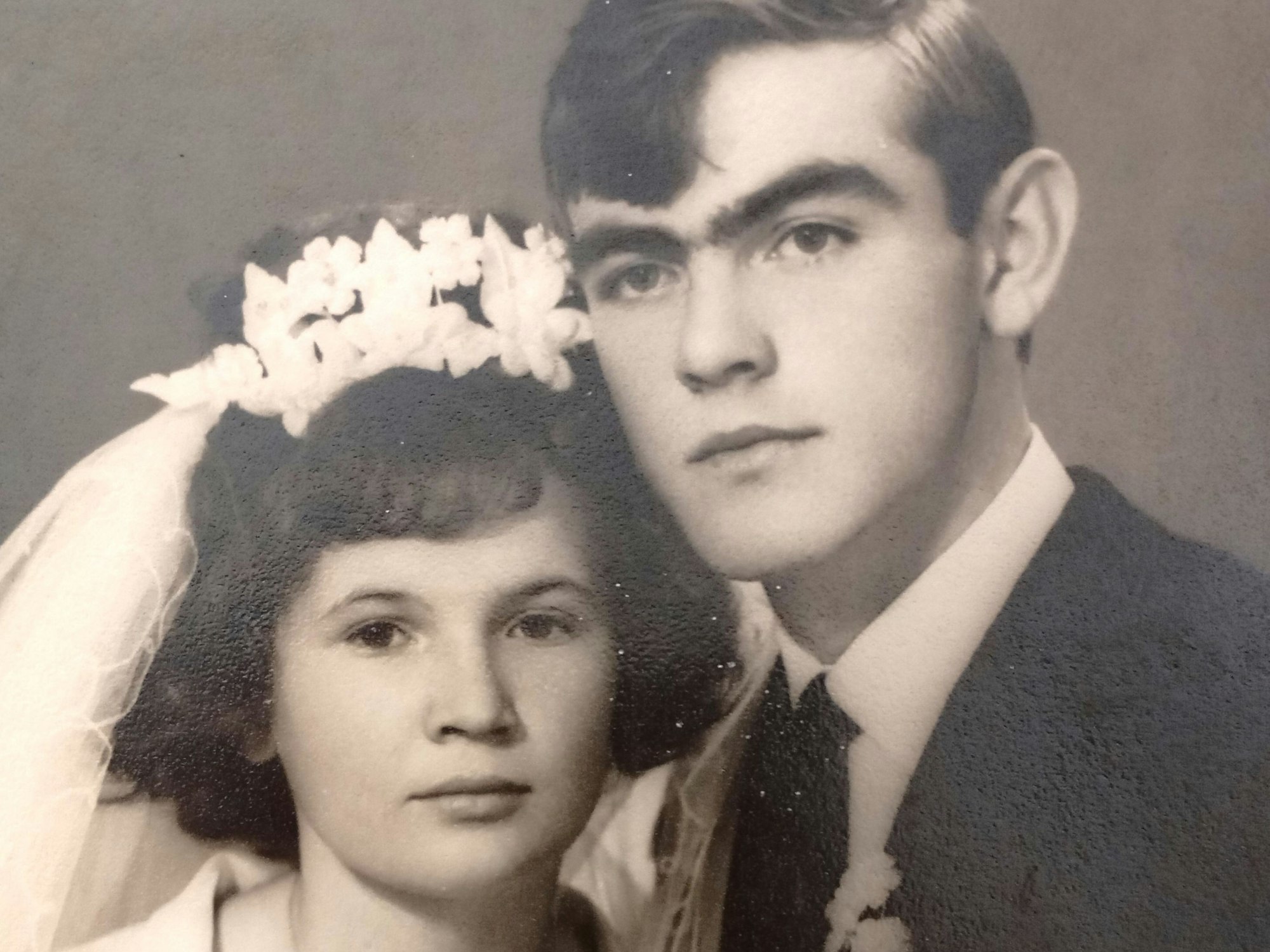 Ein Ehepaar an seinem Hochzeitstag.