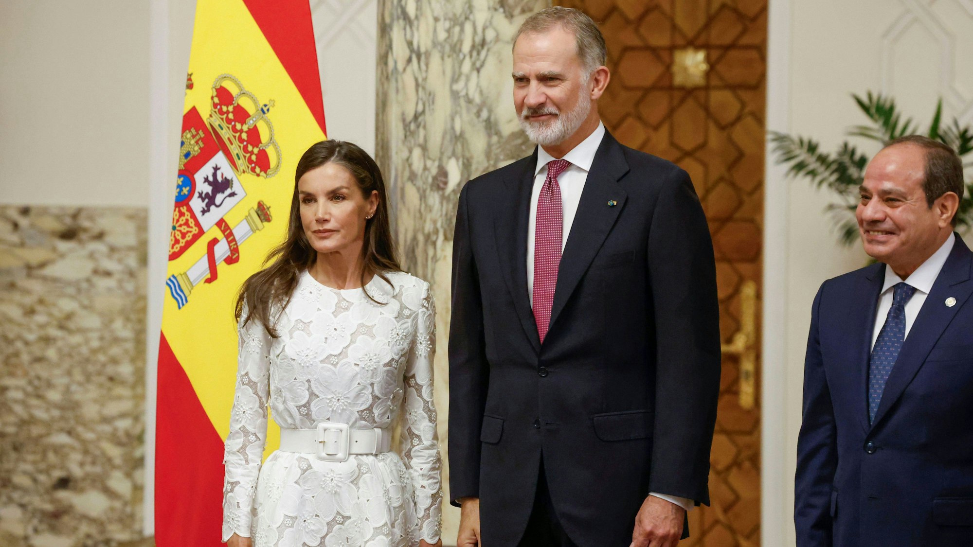 Spaniens Königin Letizia und König Felipe VI. posieren bei einem Empfang im Al-Ittihadiya-Palast in Kairo während ihres ersten offiziellen Staatsbesuchs in Ägypten.