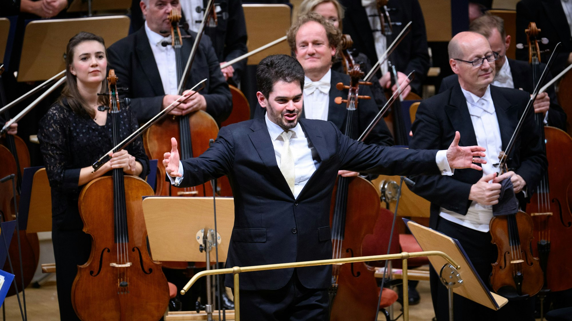 Der Dirigent Lahav Shani kritisierte die Absage seiner Veranstaltung in Gent und sprach sich für Frieden und Versöhnung aus.