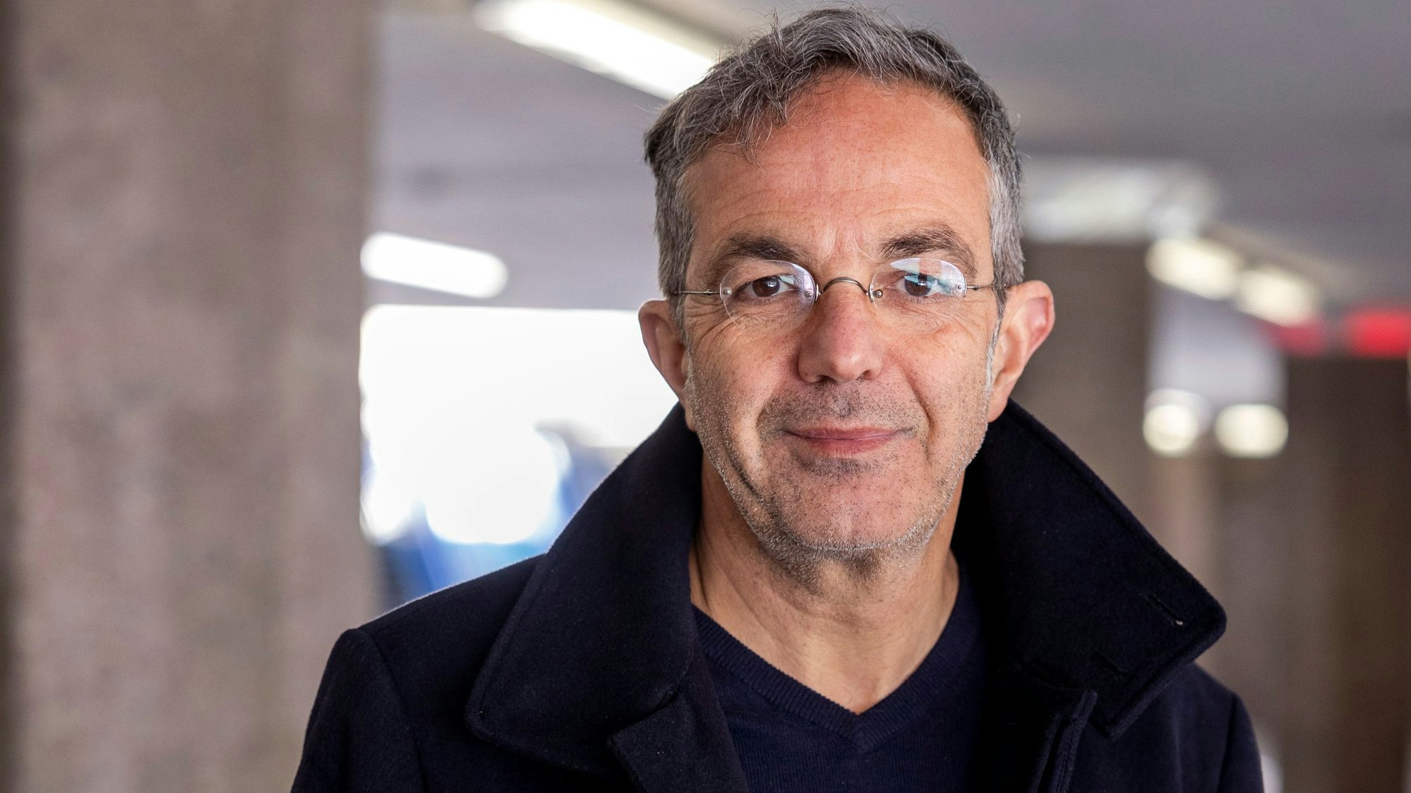 18.03.2025, Köln: Der Schriftsteller Navid Kermani am Ebertplatz.
Foto: Michael Bause