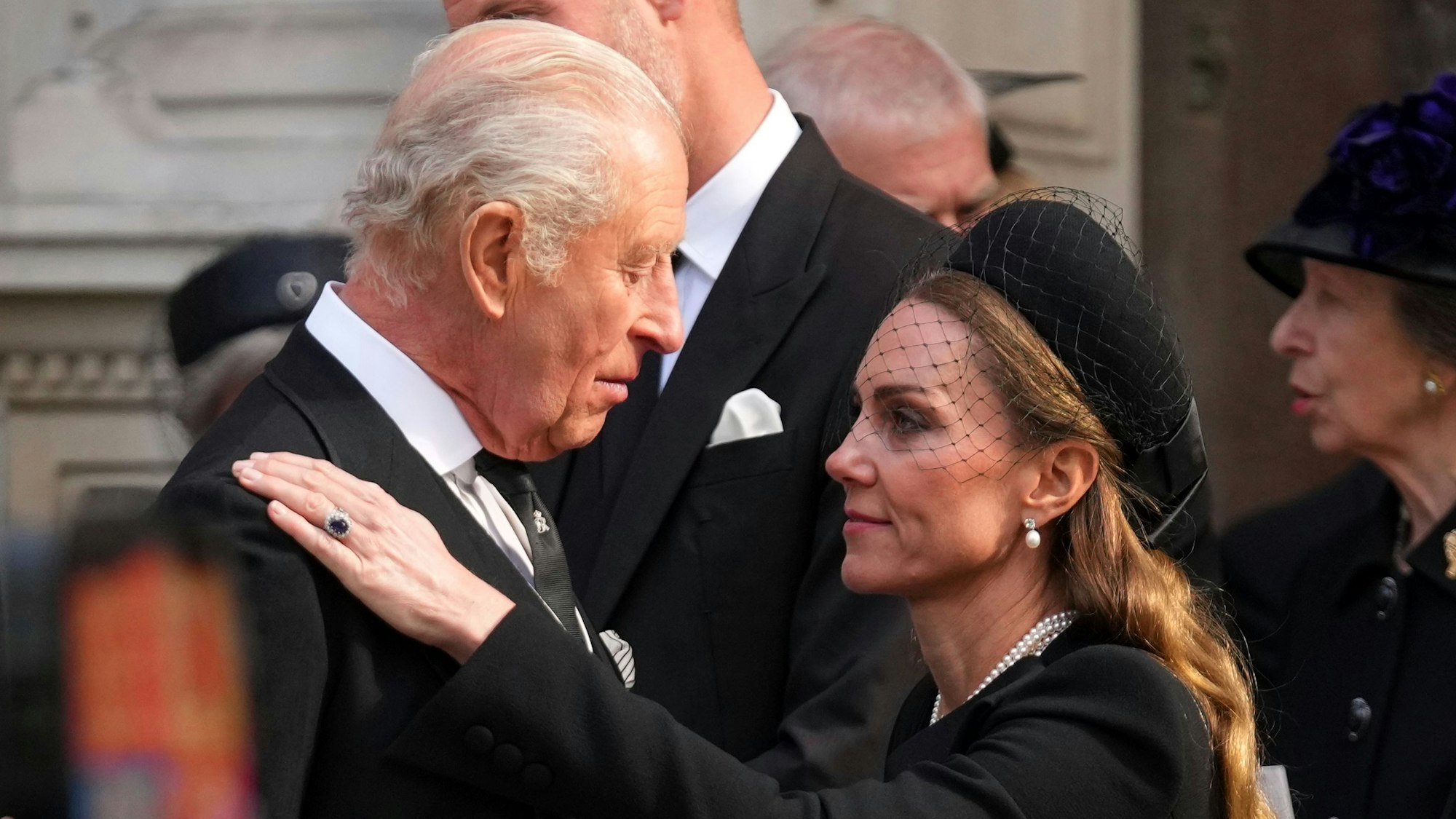 Großbritanniens Prinzessin Kate tröstet Großbritanniens König Charles III als sie nach dem Requiem-Gottesdienst für Katharine, Herzogin von Kent, die Westminster Cathedral verlassen.
