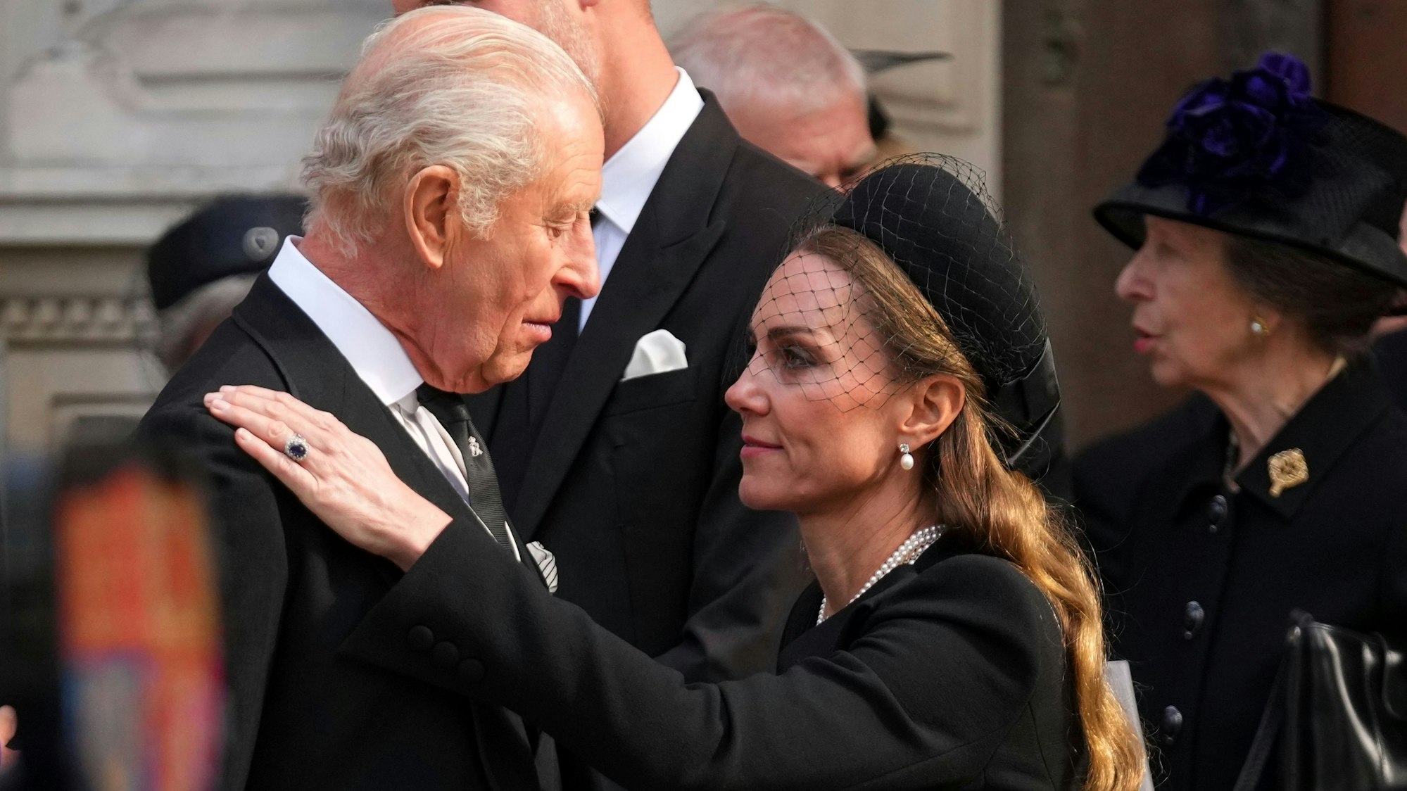 Großbritanniens Prinzessin Kate tröstet König Charles, als sie nach dem Requiem-Gottesdienst für Katharine, Herzogin von Kent, die Westminster Cathedral verlassen.