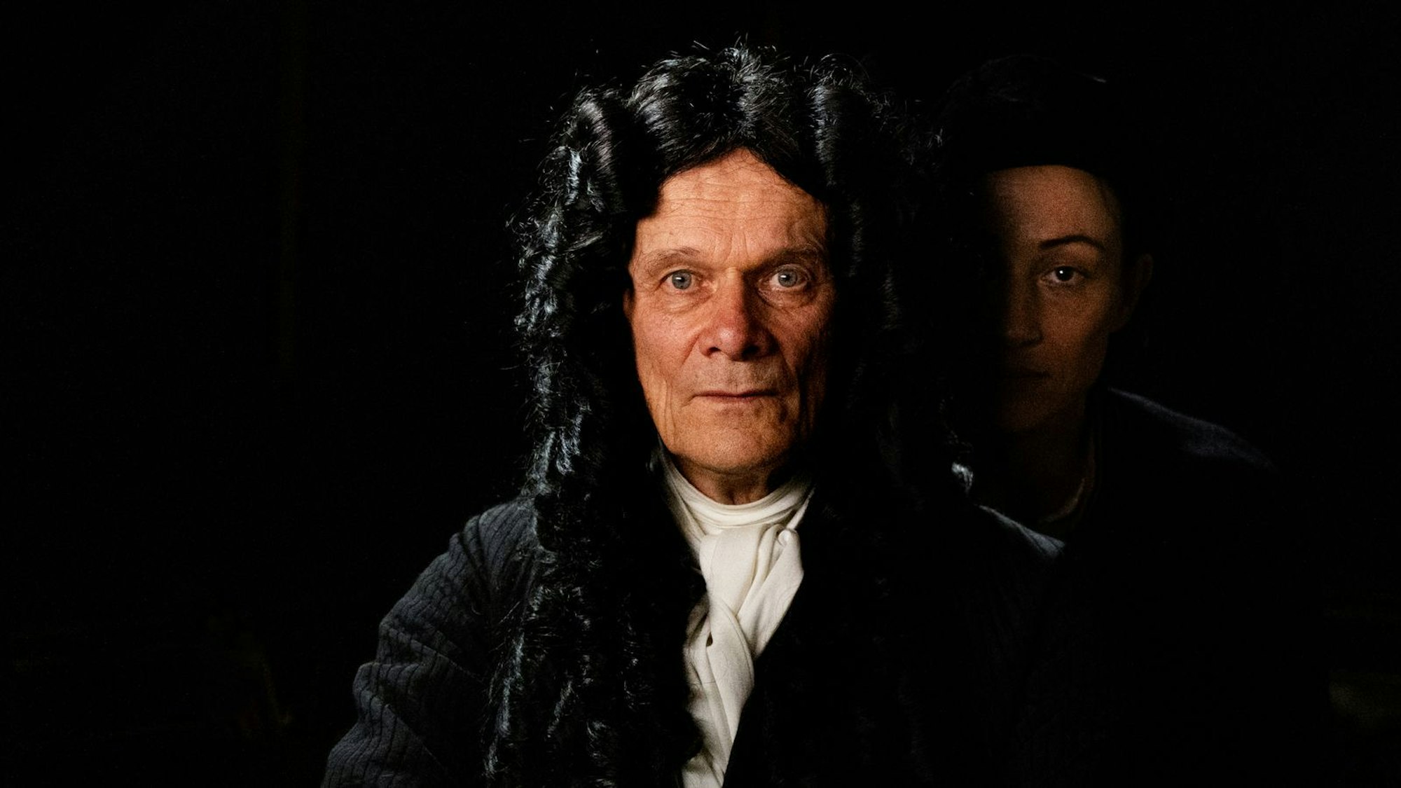 Edgar Selge (Bild, mit Aenne Schwarz) verkörpert den berühmten deutschen Gelehrten Gottfried Wilhelm Leibniz. (Bild: Weltkino/Ella Knorz)