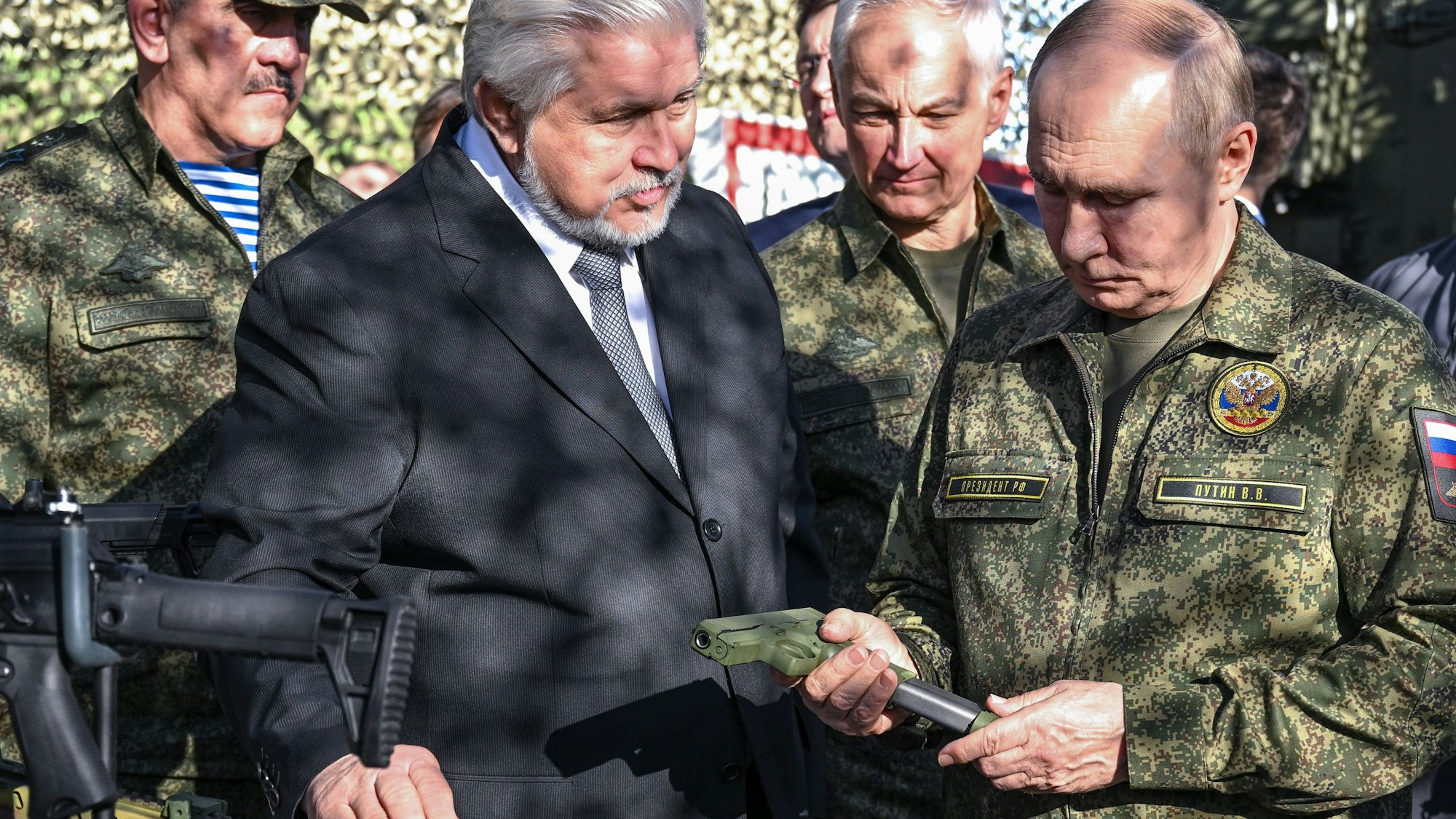 Wladimir Putin begutachtet eine Pistole. (Archivbild)