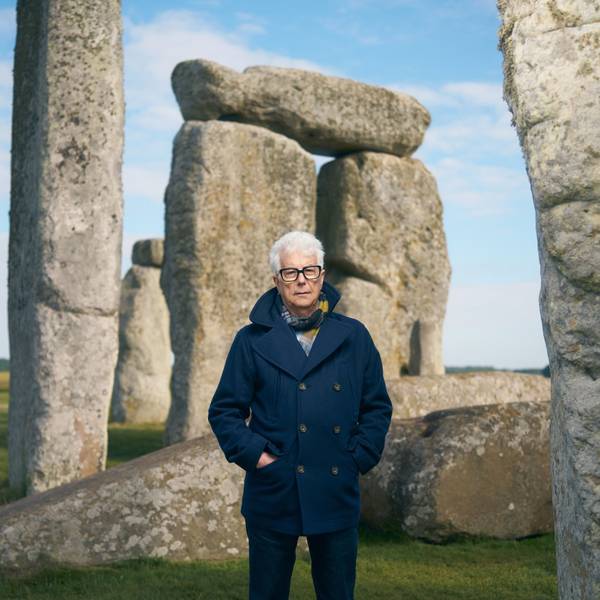 Ken Follett steht vor den Steinen von Stonehenge.