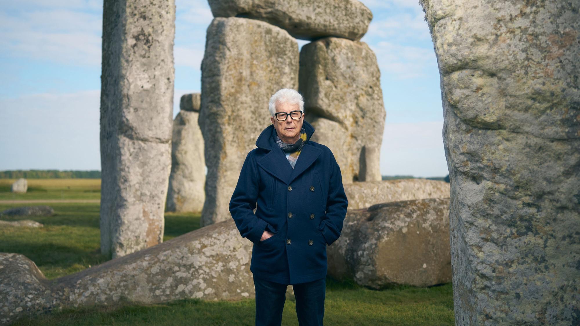 Ken Follett steht vor den Steinen von Stonehenge.