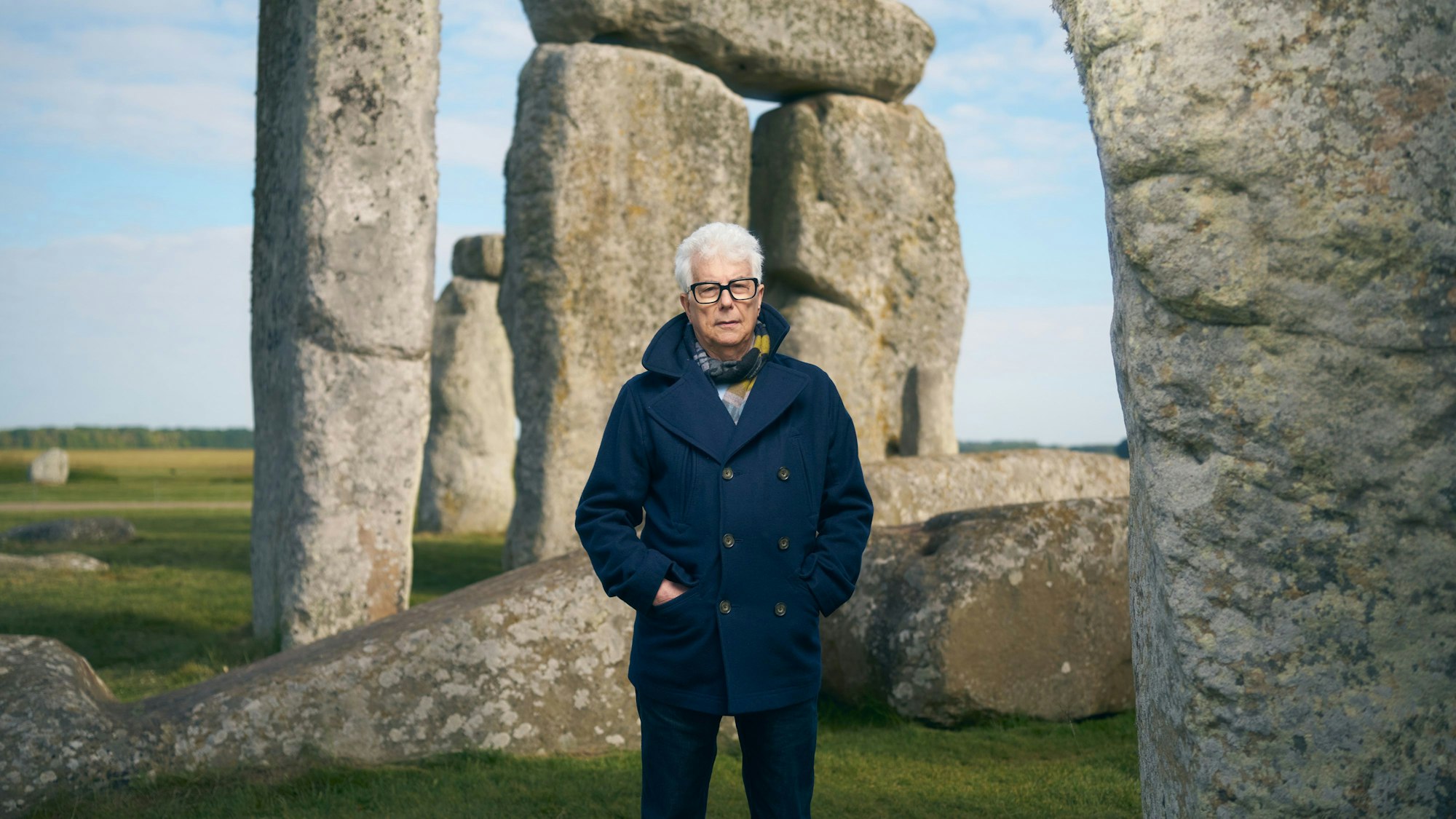 Ken Follett steht vor den Steinen von Stonehenge.