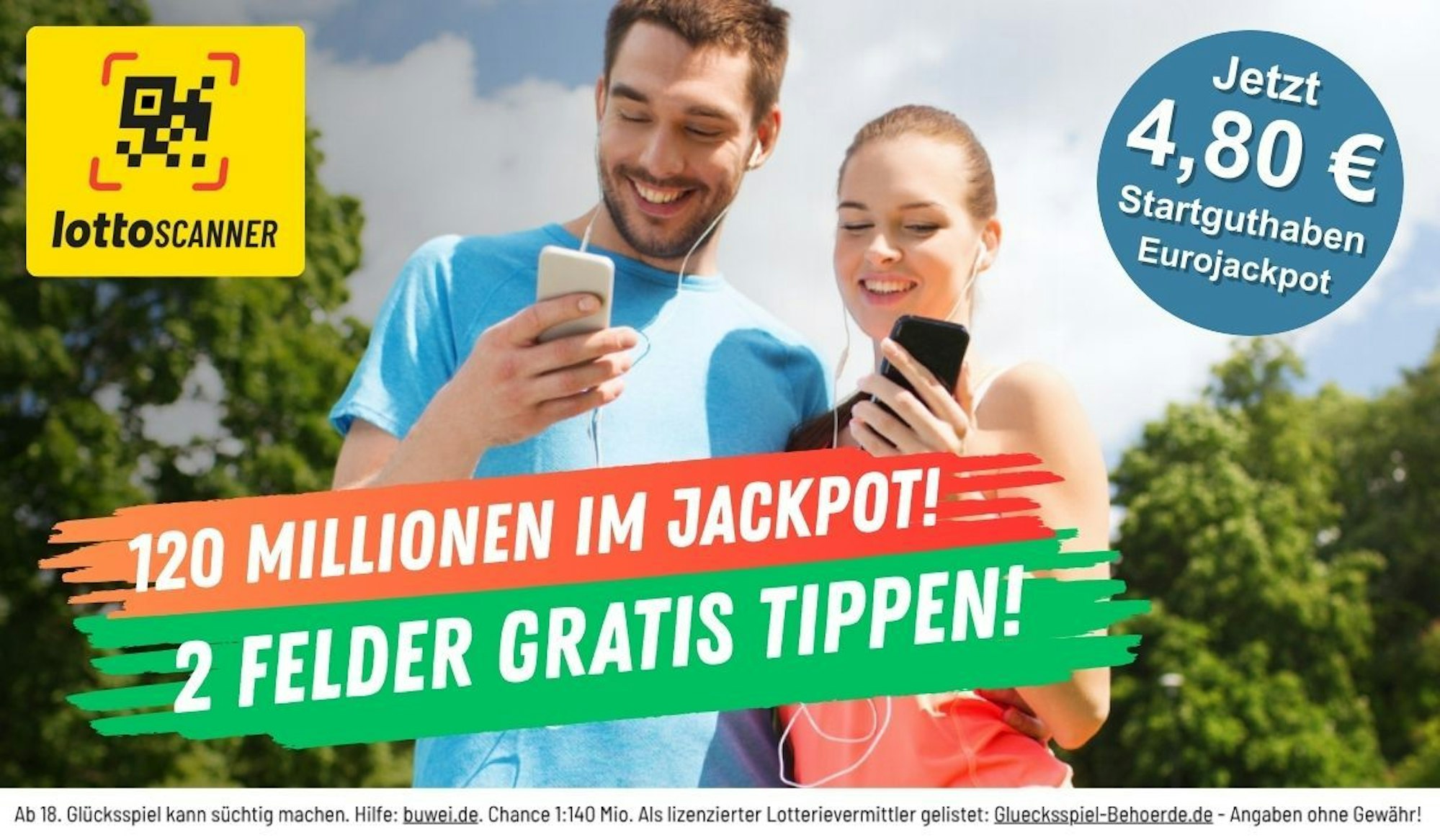 Pärchen steht mit Smartphone in der Hand zwischen Bäumen, sie schauen lächelnd darauf. Logo von Lotto Scanner und Schriftzug 120 Millionen im Eurojackpot auf dem Bild.