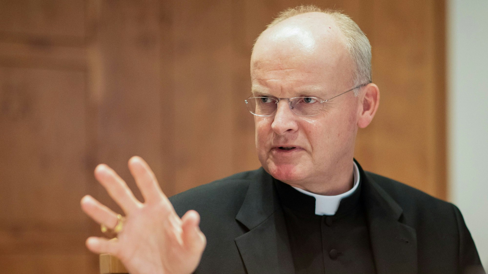 ARCHIV - 06.03.2020, Nordrhein-Westfalen, Essen: Bischof Franz-Josef Overbeck spricht während einer Pressekonferenz zum Start einer Studie zu sexuellem Missbrauch. Der Essener Bischof Overbeck hat den Beginn des russischen Angriffskriegs gegen die Ukraine mit den Terroranschlägen von 9/11 verglichen. (zu dpa: «Ruhrbischof Overbeck vergleicht Ukraine-Krieg mit 9/11») Foto: Marcel Kusch/dpa +++ dpa-Bildfunk +++