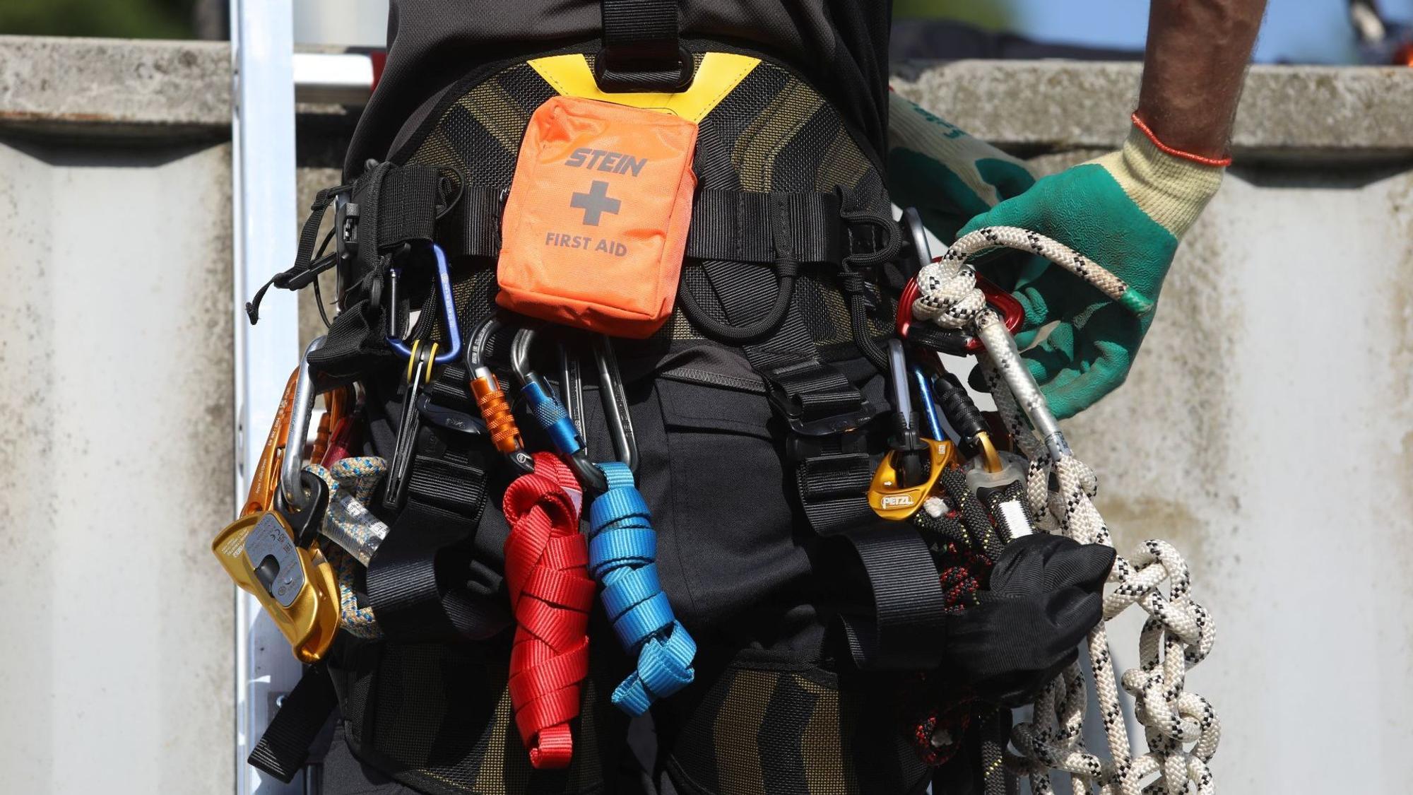 Spezielles Equipment haben die Höhenretter.