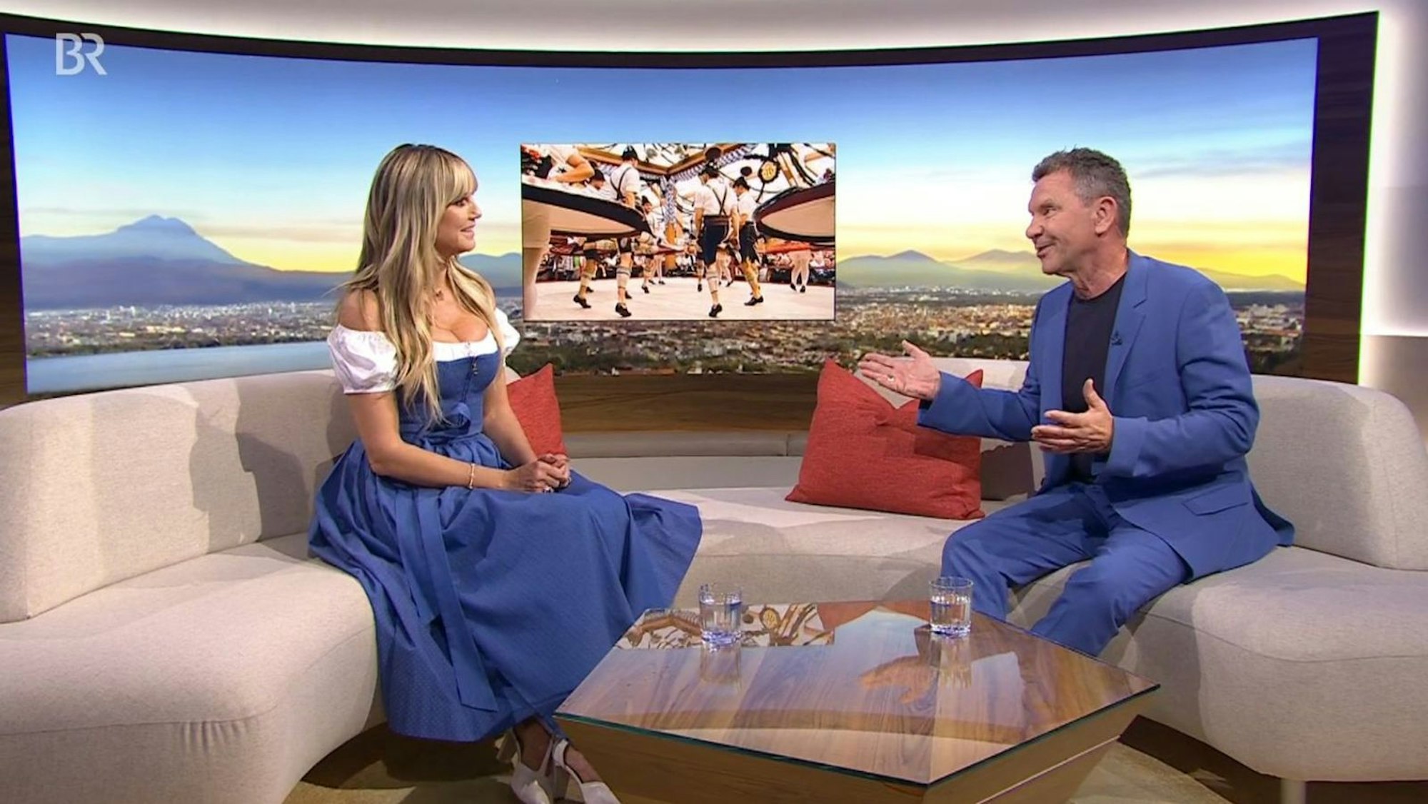 Heidi Klum besuchte Moderator Roman Roell in der „Abendschau“ im Bayerischen Rundfunk, um über ihre Wiesn-Party „Heidifest“ zu sprechen. (Bild: BR)
