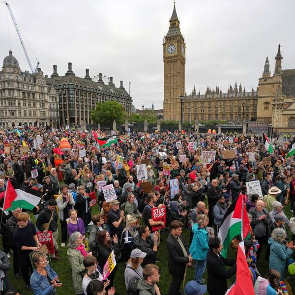 17.09.2025, Großbritannien, London: Demonstranten versammeln sich auf dem Parliament Square während einer Demonstration der Gruppe «Stop Trump Coalition» gegen den Staatsbesuch von US-Präsident Trump. Foto: Kin Cheung/AP/dpa +++ dpa-Bildfunk +++
