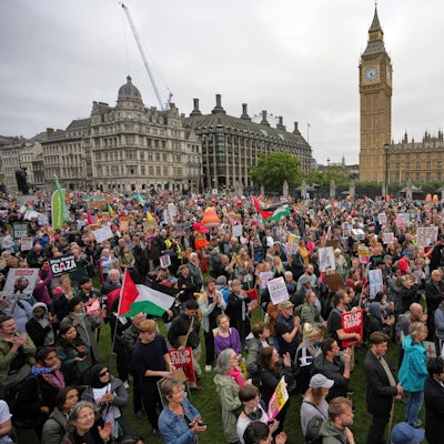 17.09.2025, Großbritannien, London: Demonstranten versammeln sich auf dem Parliament Square während einer Demonstration der Gruppe «Stop Trump Coalition» gegen den Staatsbesuch von US-Präsident Trump. Foto: Kin Cheung/AP/dpa +++ dpa-Bildfunk +++