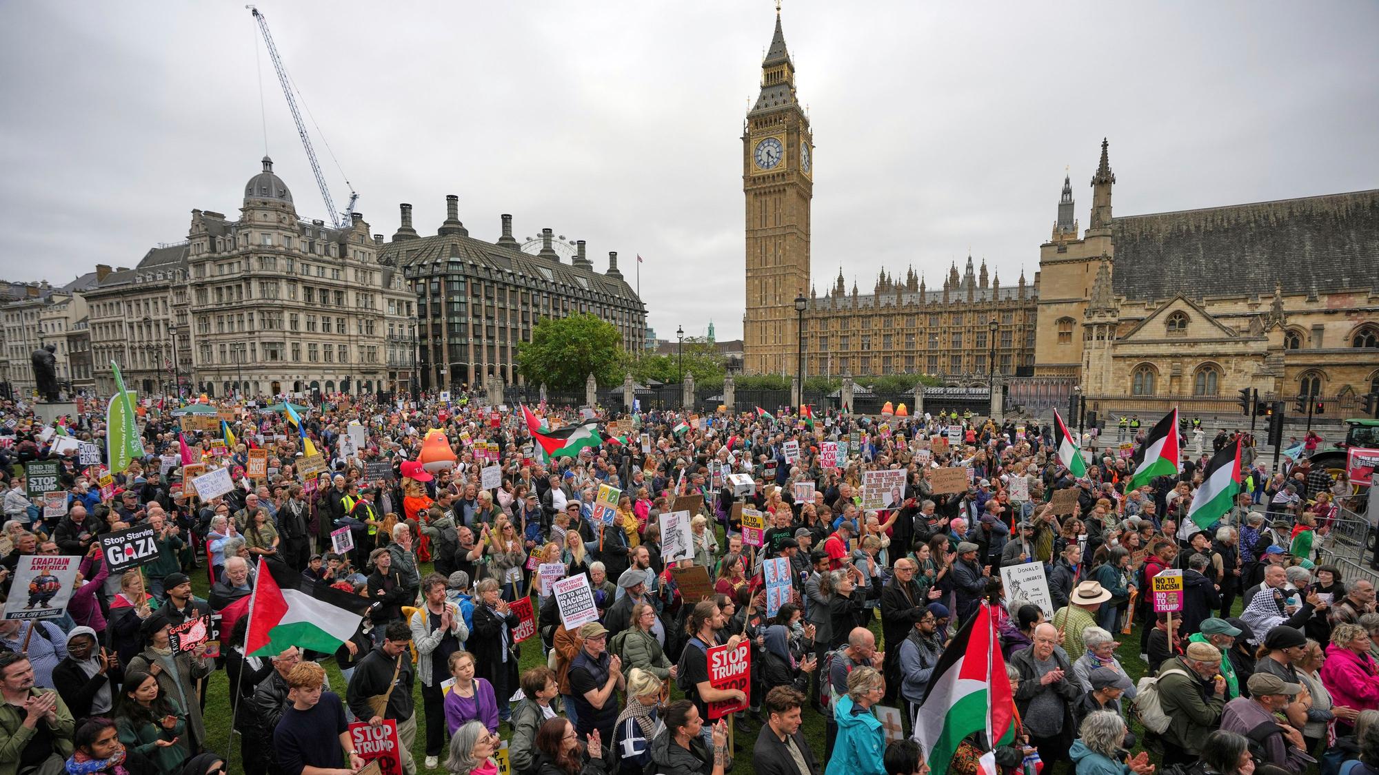 17.09.2025, Großbritannien, London: Demonstranten versammeln sich auf dem Parliament Square während einer Demonstration der Gruppe «Stop Trump Coalition» gegen den Staatsbesuch von US-Präsident Trump. Foto: Kin Cheung/AP/dpa +++ dpa-Bildfunk +++