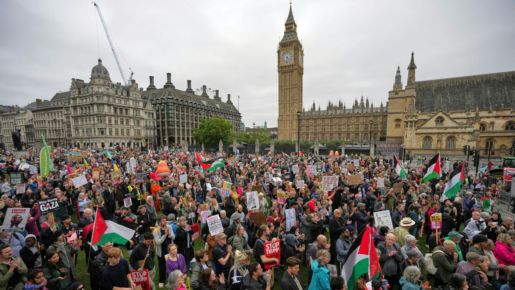 17.09.2025, Großbritannien, London: Demonstranten versammeln sich auf dem Parliament Square während einer Demonstration der Gruppe «Stop Trump Coalition» gegen den Staatsbesuch von US-Präsident Trump. Foto: Kin Cheung/AP/dpa +++ dpa-Bildfunk +++