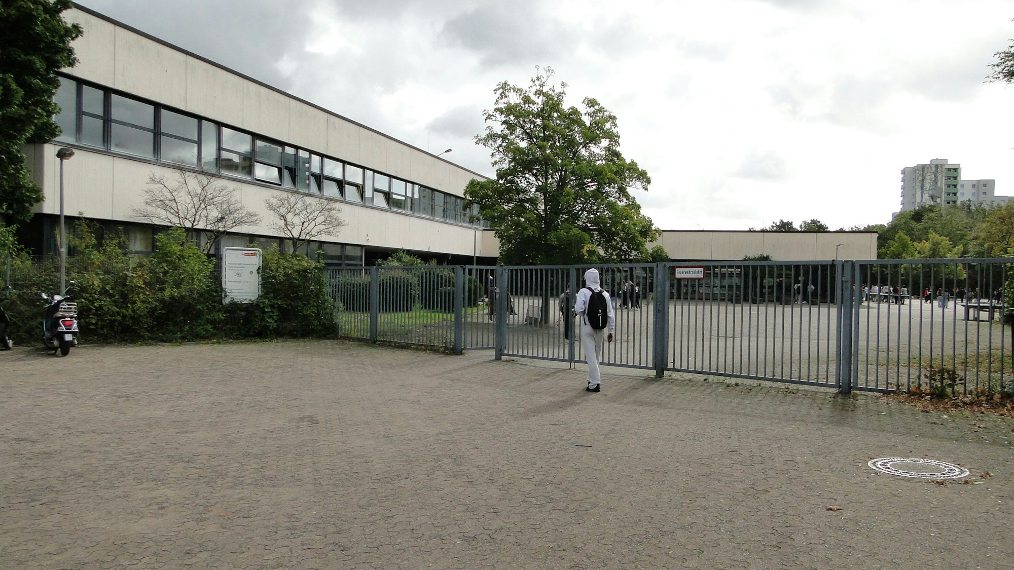 Eingang zum Schulhof und -Gebäude der Heinrich-Böll-Gesamtschule in Chorweiler.