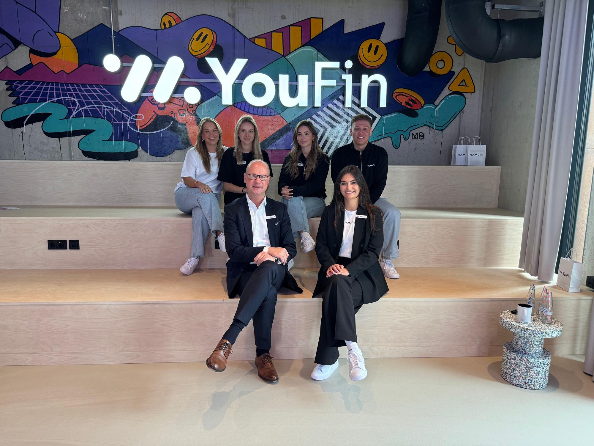 Die Mates von „YouFin“ zusammen mit Markus Grave, Geschäftsführer der Sparkasse Leverkusen.