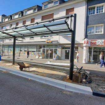 Das Foto zeigt die fast fertige neue Bushaltestelle auf der Wipperfürther Hochstraße.