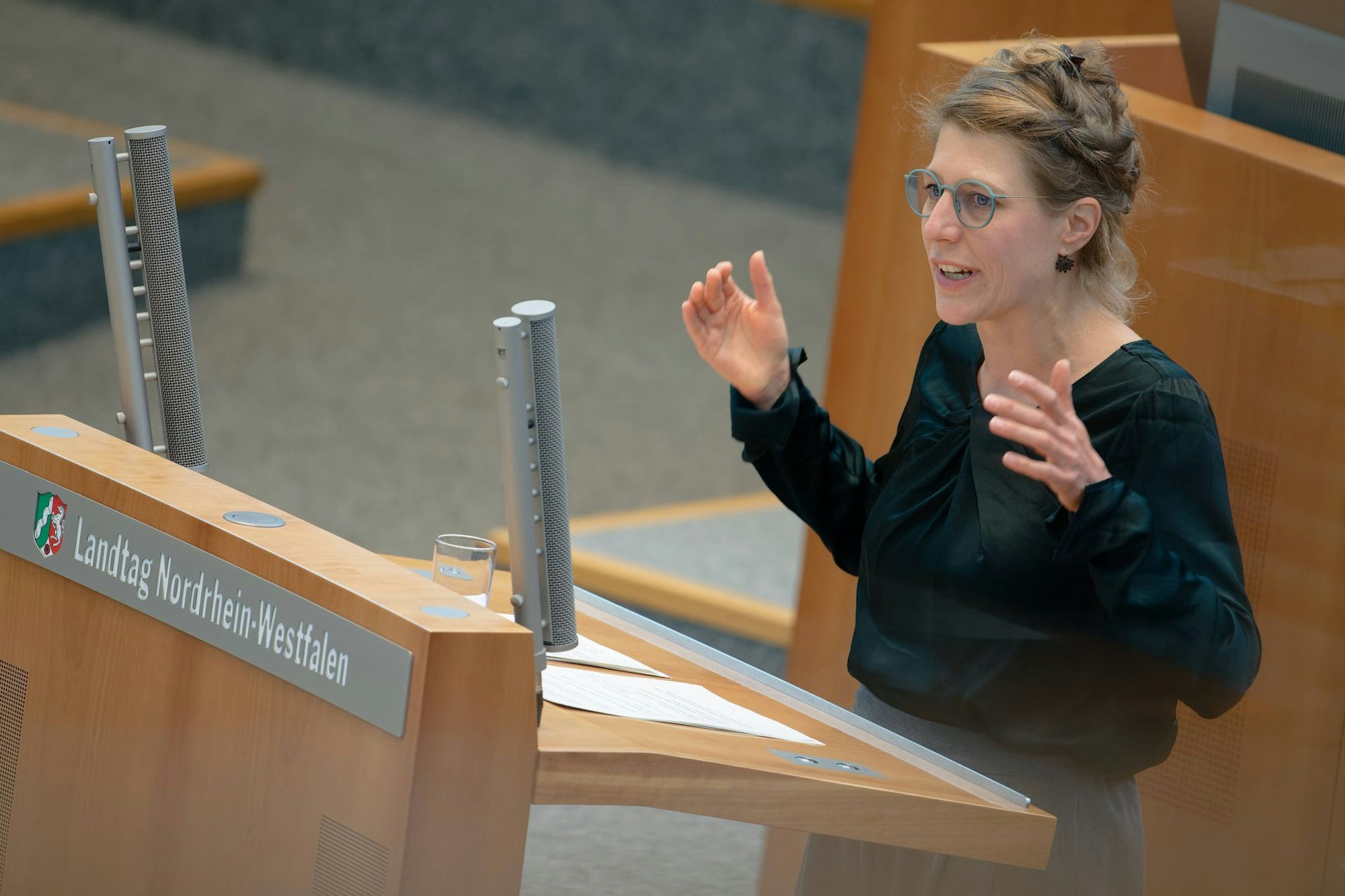 Grünen-Fraktionschefin Verena Schäffer spottet in der Haushaltsdebatte des nordrhein-westfälischen Landtags über «die Liebe der FDP zur Schuldenbremse».