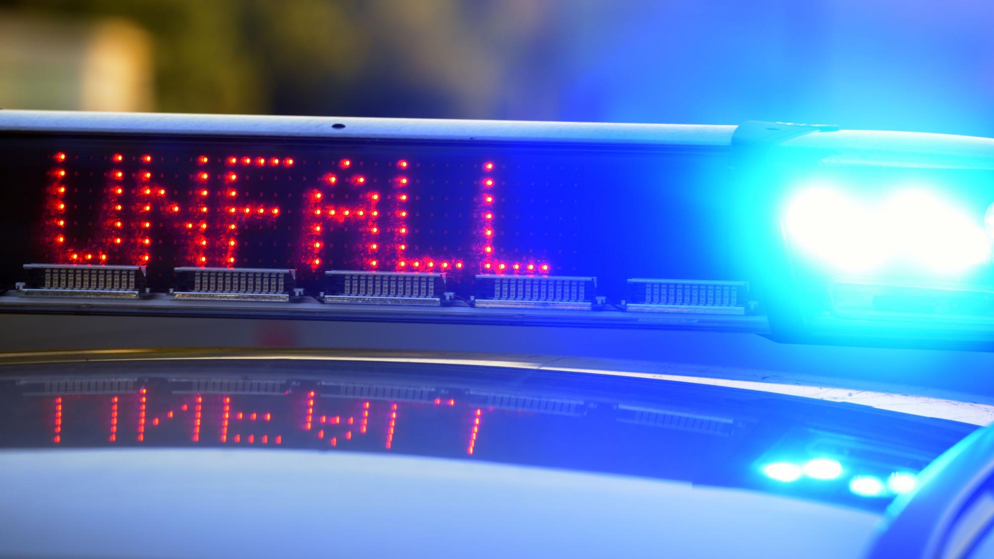 Eine LED-Tafel zeigt das Wort Unfall.