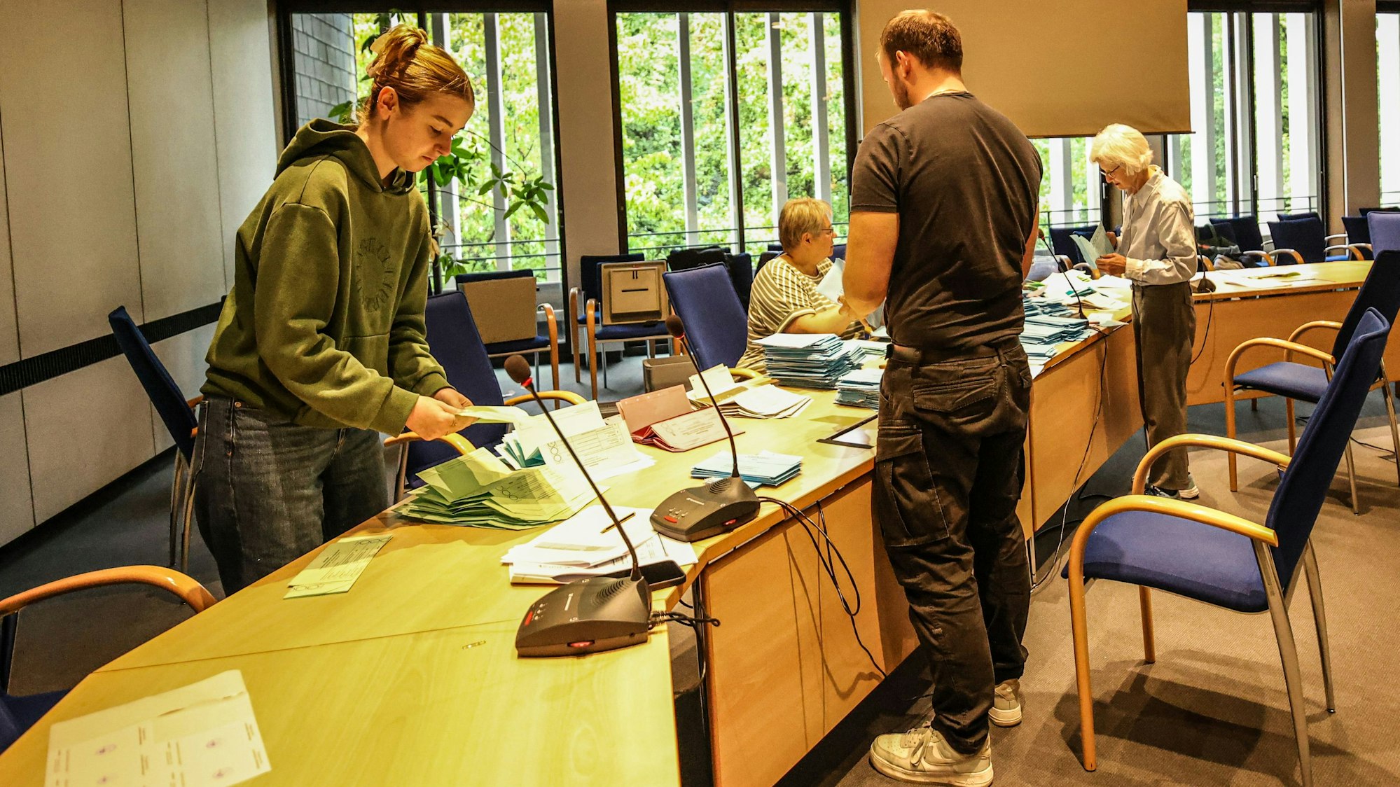 Wahlhelfer zählen im Rathaus Stimmen aus.