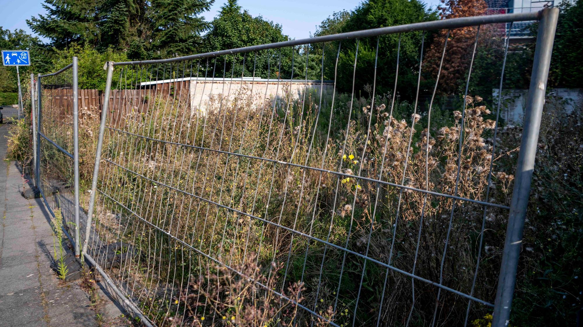 Das Bild zeigt einen Zaun, der das Grundstück an der Triftstraße absichert.