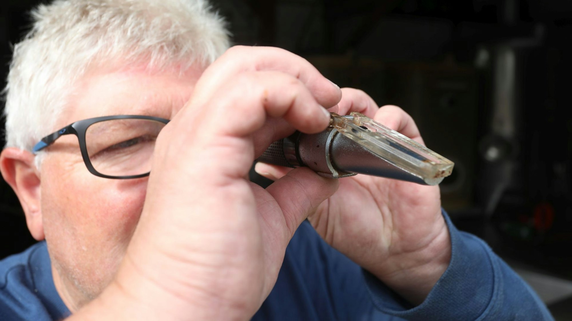 96 Grad Öchsle misst Winzermeister Bernd Blöser beim Muscaris mit dem Refratometer.