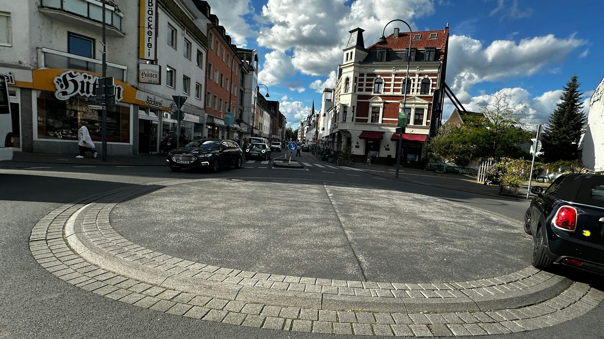 Blick auf einen Kreisverkehr