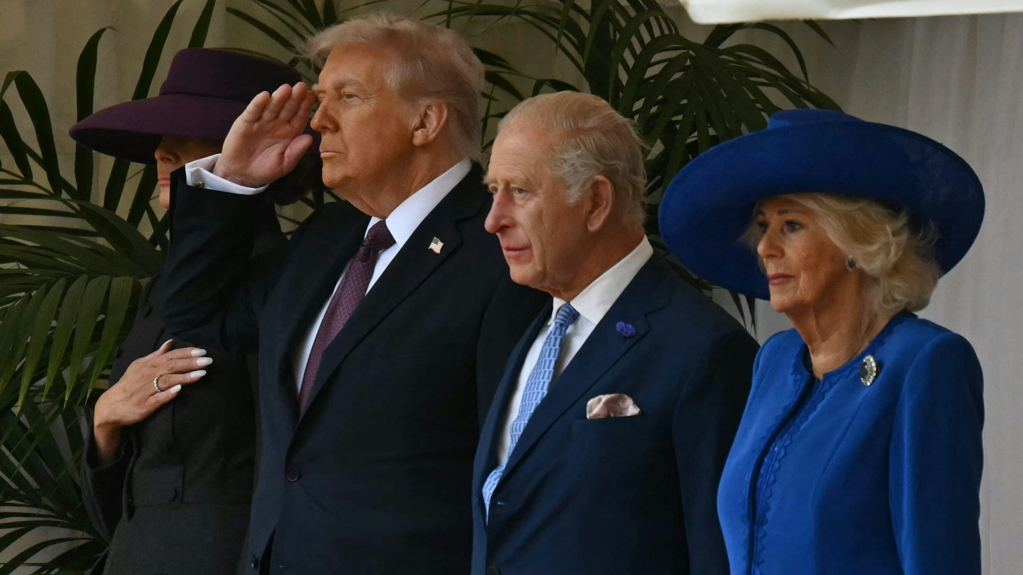 Die First Lady der USA, Melania Trump, US-Präsident Donald Trump, der britische König Charles III. und die britische Königin Camilla stehen auf der Tribüne.