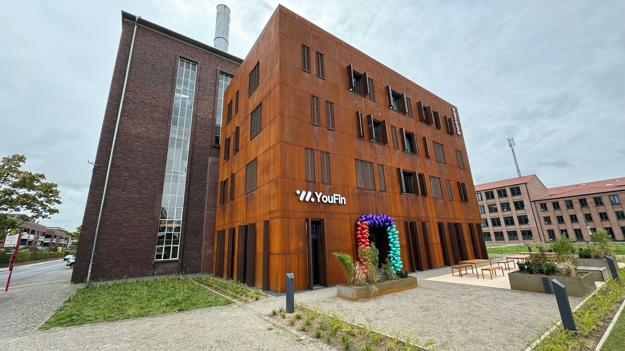 Ein Blick auf das neu eröffnete YouFin. Die Finanzberatungsstelle für junge Erwachsene ist im Alten Kesselhaus in der Opladener Bahnstadt.