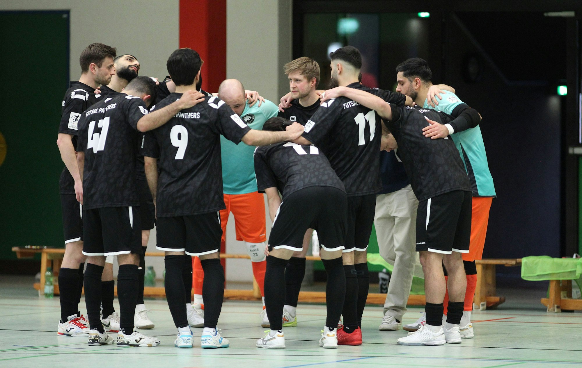 Fußball, Saison 2024/2025, Futsal-Bundesliga, 18. Spieltag, Hamburger SV Futsal - Futsal Panthers Köln. Mannschaftskreis Panthers Köln vor Spielbeginn. Wandsbek Hamburg *** Soccer, Season 2024 2025, Futsal Bundesliga, Matchday 18, Hamburger SV Futsal Futsal Panthers Cologne Team Panthers Cologne before the start of the match Wandsbek Hamburg