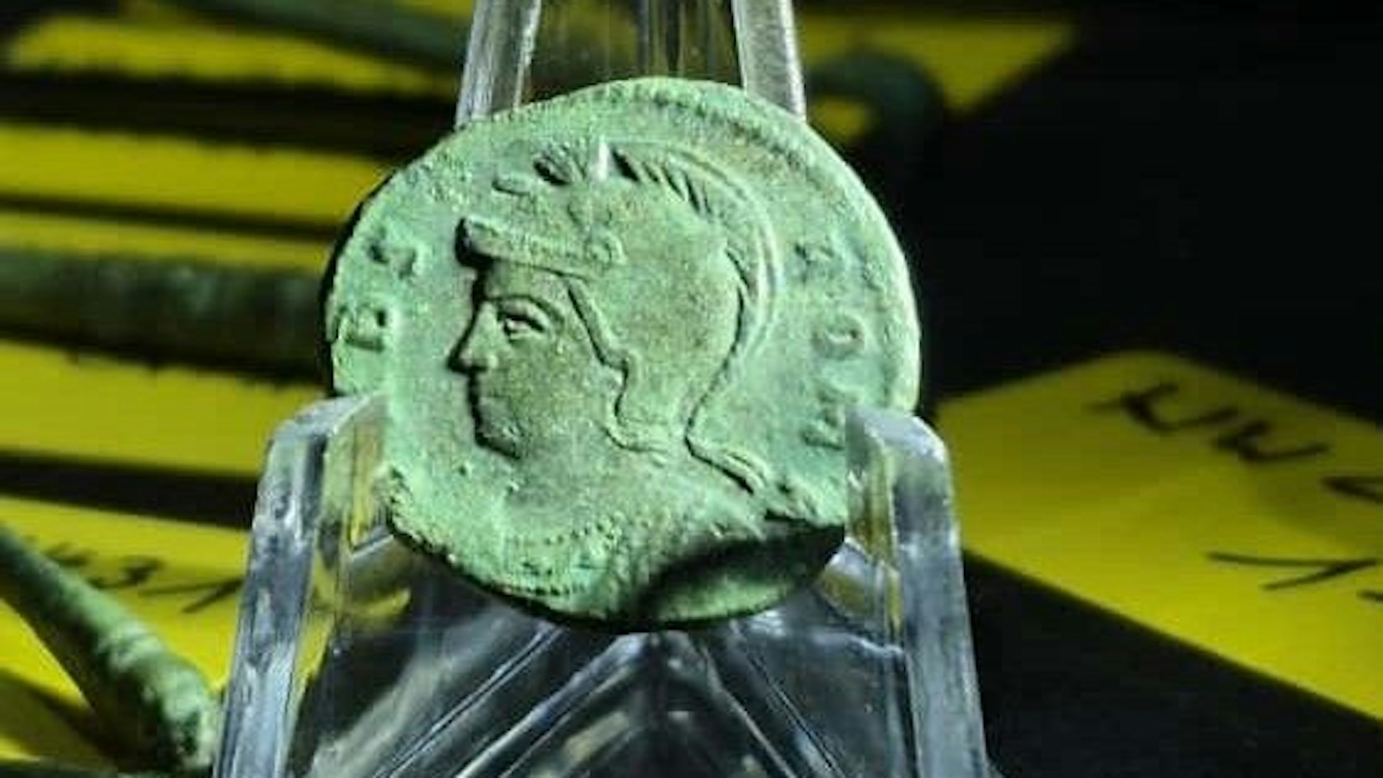 Die regionale Münze (hier ein alter Fund von Carsten Konze) hat im Unterschied einen langen Federschmuck über den gesamten Helm.