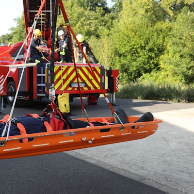 Mit Seilen und Flaschenzügen wurde die Schleifkorbtrage mit dem „Verletzten“ (Stefan Fetting) unter dem Korb der Drehleiter befestigt und sicher auf den Boden gebracht.
