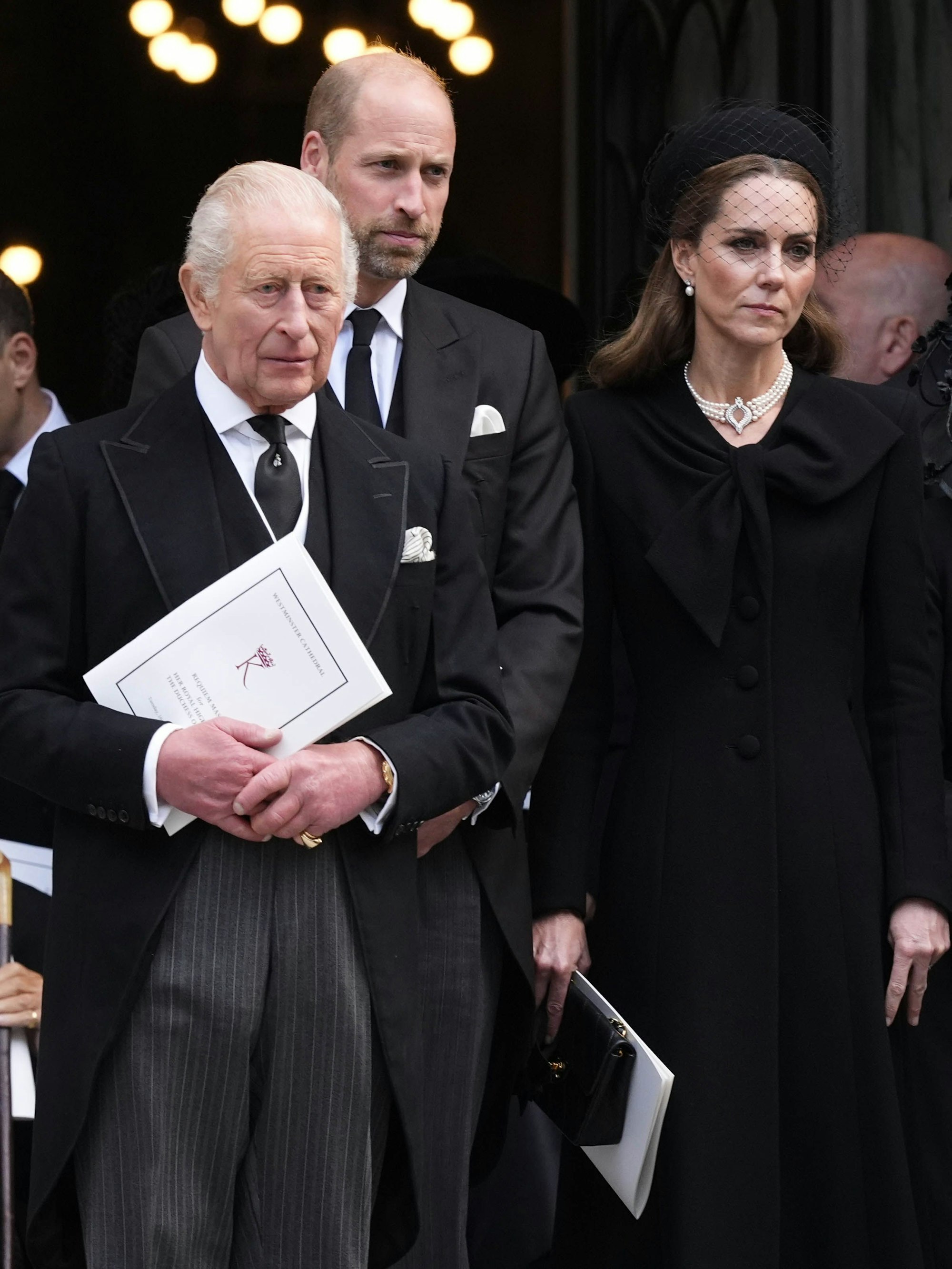 König Charles III. verlässt mit Prinz William und Prinzessin Kate nach dem Requiem-Gottesdienst für Herzogin Katharine von Kent die Westminster Cathedral.
