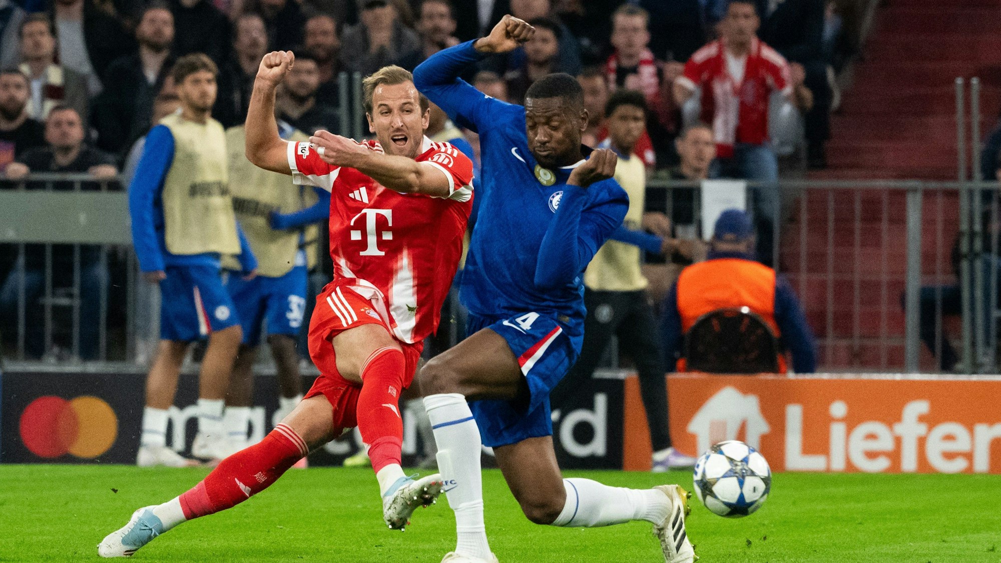 dpatopbilder - 17.09.2025, Bayern, München: Fußball: Champions League, Bayern München - FC Chelsea, Vorrunde, 1. Spieltag, Allianz Arena. Harry Kane (Bayern München, l) schießt das Tor zum 3:1 vorbei an Tosin Adarabioyo (FC Chelsea). Foto: Leonie Asendorpf/dpa +++ dpa-Bildfunk +++