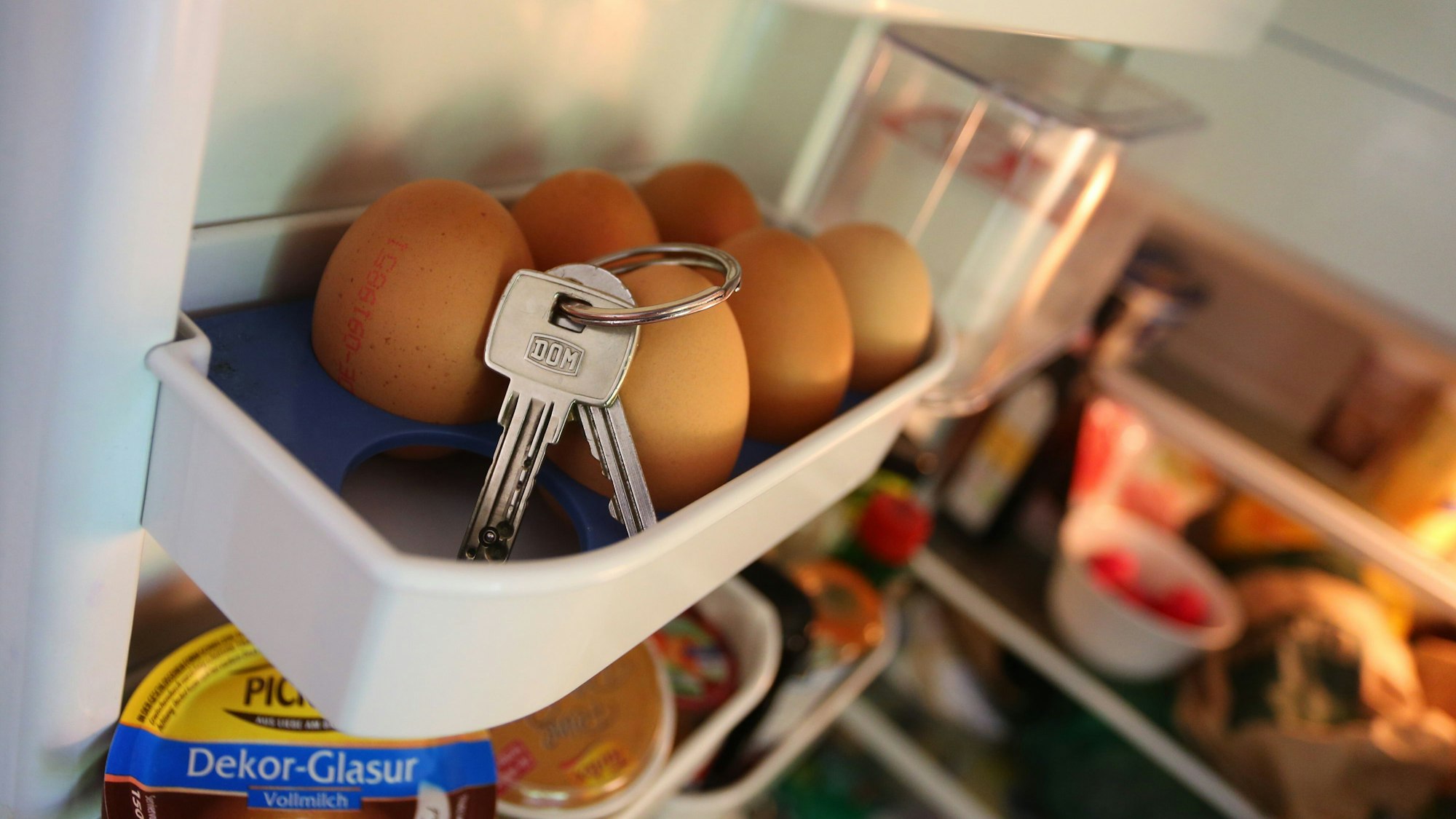 ILLUSTRATION - Wie kommt der Schlüsselbund ins Eierfach? Betroffene einer Demenz neigen dazu, Gegenstände an ungewöhnlichen Stellen zu verlegen - weil sie vergessen, wofür sie gut sind. (zu dpa: «Verdacht auf Demenz? Was nun wichtig ist») Foto: Karl-Josef Hildenbrand/dpa/dpa-tmn - Honorarfrei nur für Bezieher des dpa-Themendienstes +++ dpa-Themendienst +++