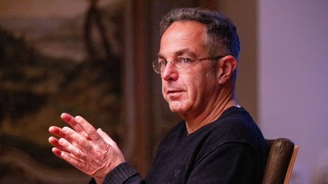 Navid Kermani bei einem Treffen mit dem Erzbischof Jacques Mourad (kath. Kirche in Syrien) im März 2025.