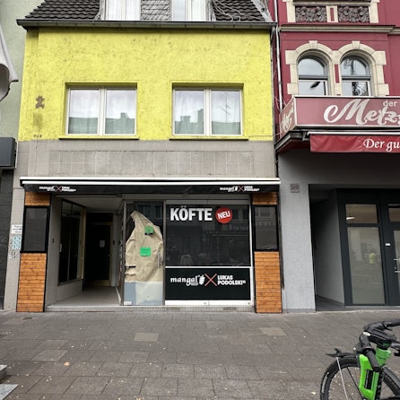 Ein geschlossener Mangal Köfteladen auf der Neusser Straße in Köln.