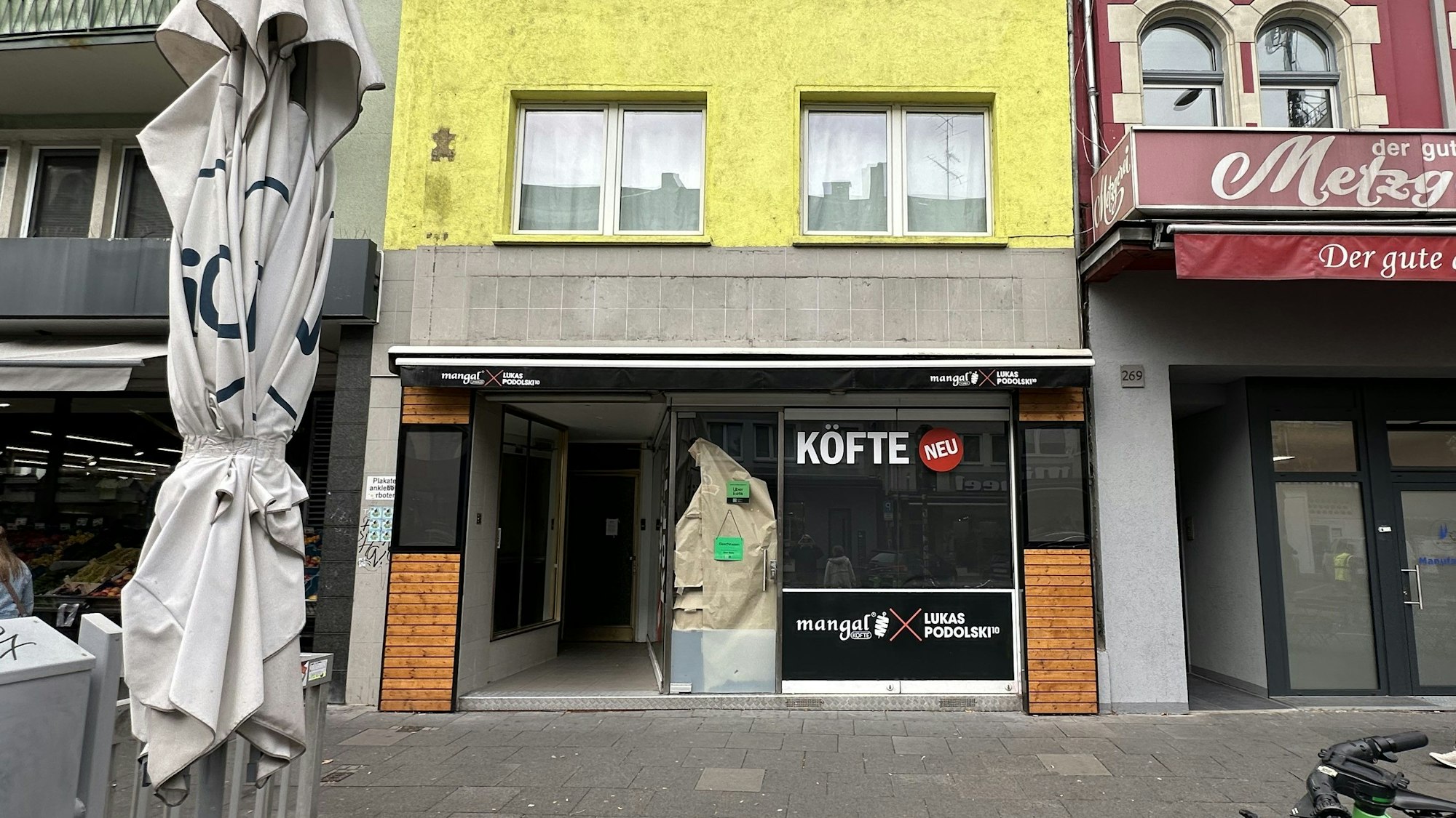 Ein geschlossener Mangal Köfteladen auf der Neusser Straße in Köln.