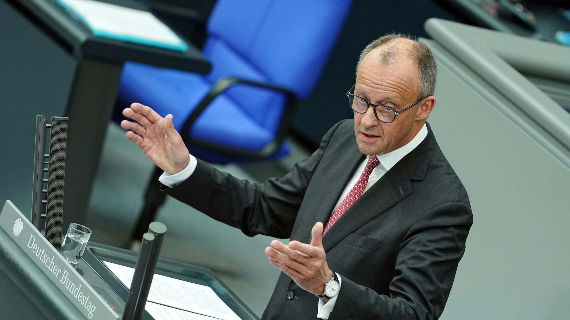 Bundeskanzler Friedrich Merz (CDU) spricht während der Generaldebatte zum Haushalt 2025 im Bundestag.