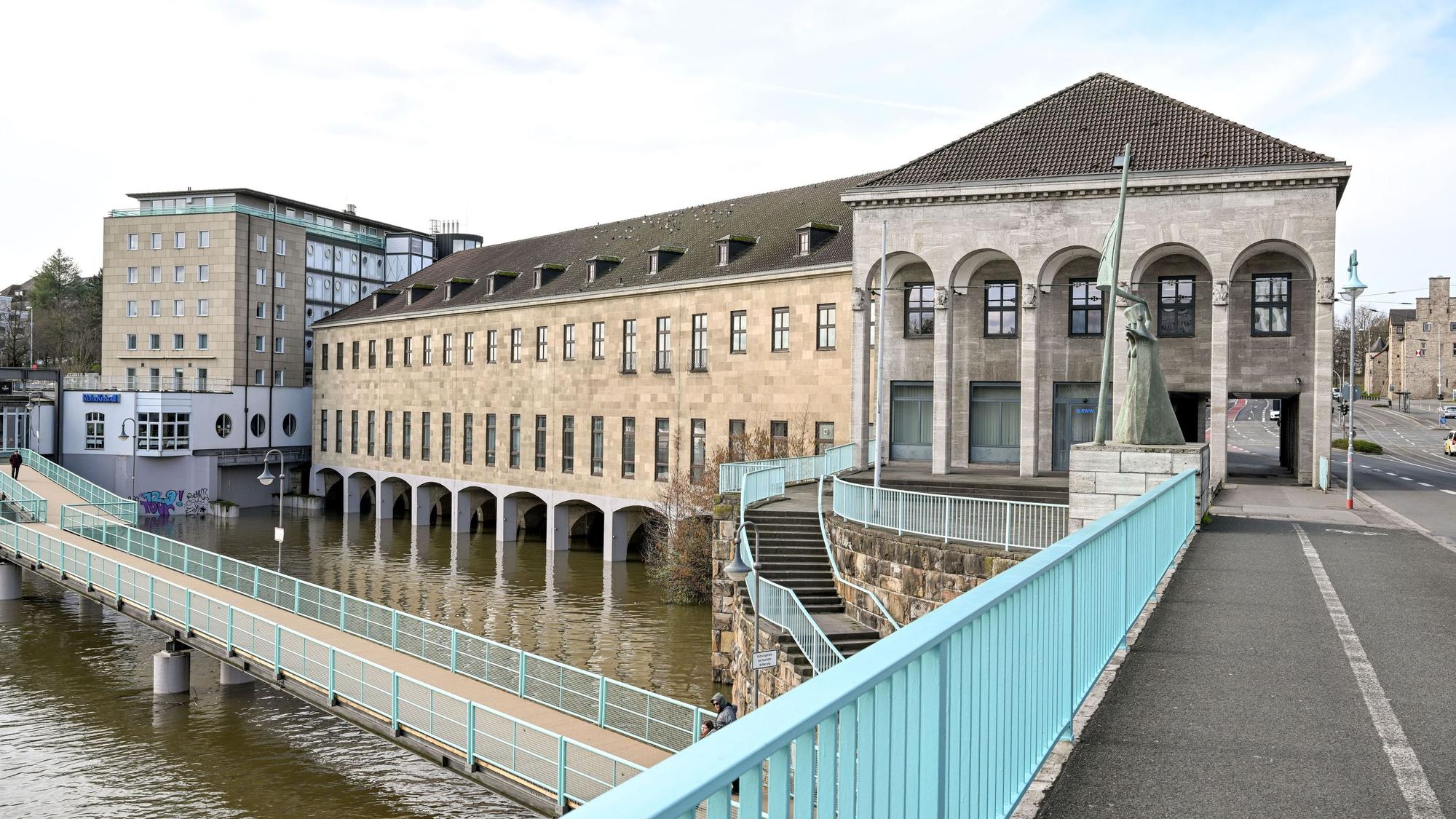 Zu sehen ist ein Gebäude an einem Fluss.