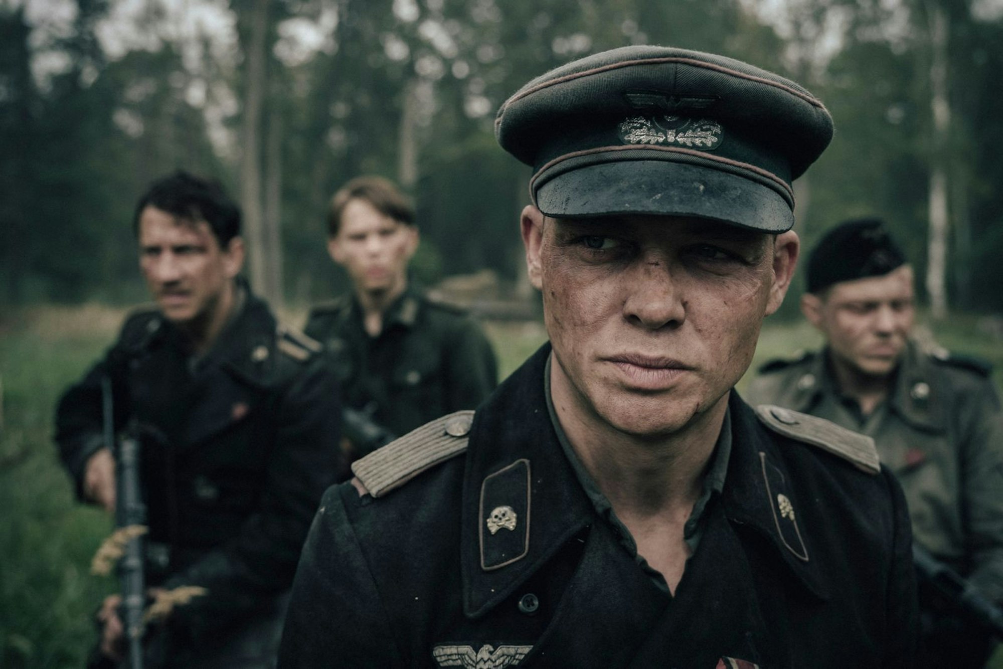 David Schütter (dritter von links) verkörpert in „Der Tiger“ den Panzerommandeur Philip Gerkens. (Bild: Amazon MGM Studios)