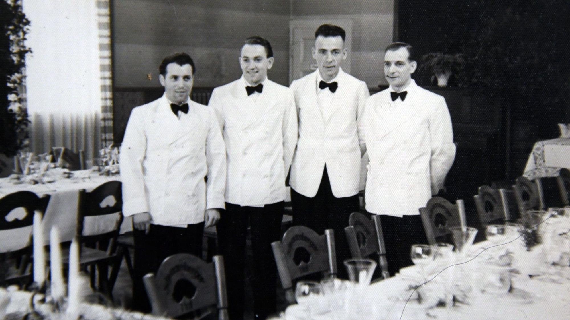 Ehemalige Mitarbeiter des Schwarzenberger Hofes posierten für ein Foto hinter festlich gedeckter Tafel.