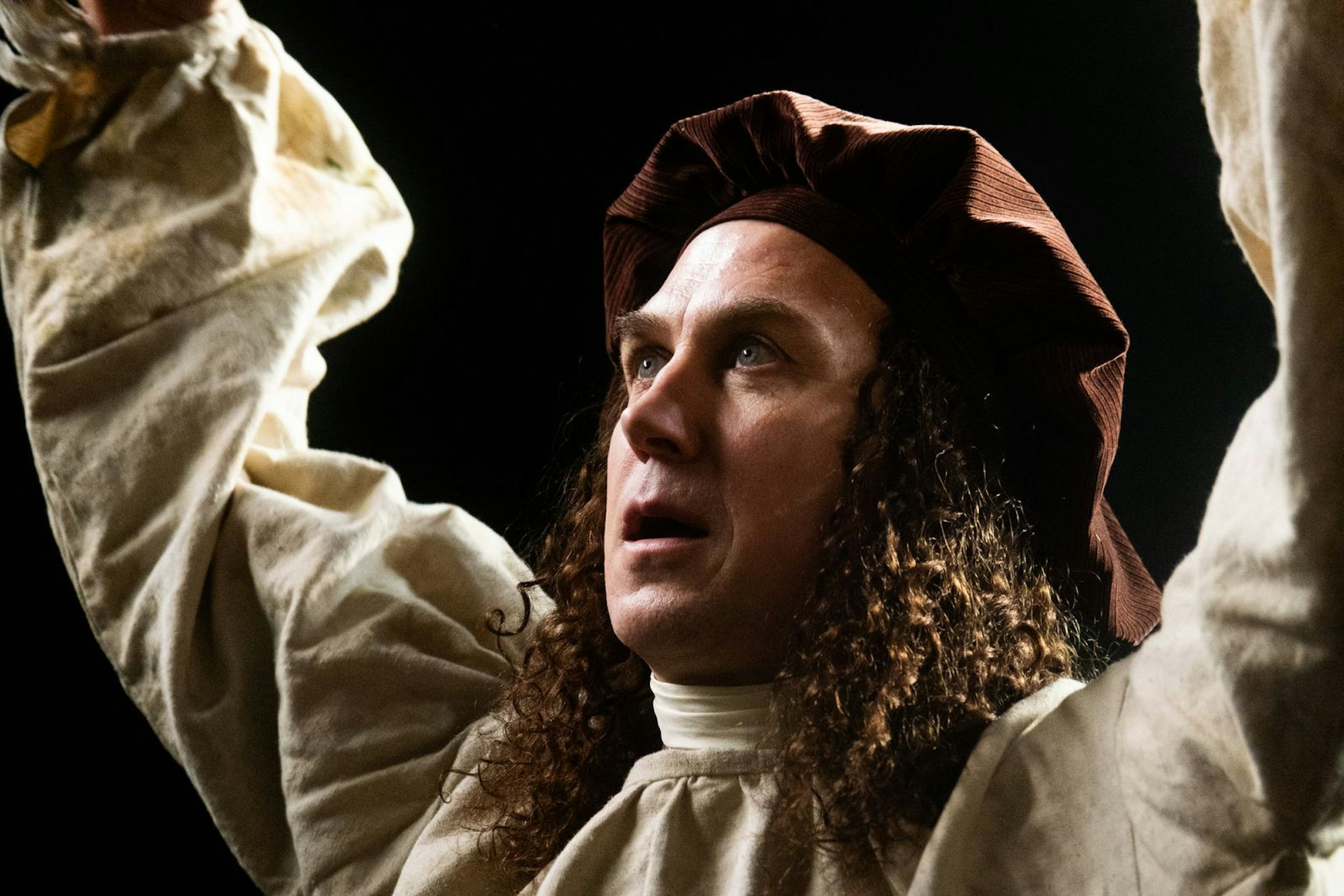 Pierre-Albert Delalandre (Lars Eidinger) verzweifelt in „Leibniz - Chronik eines verschollenen Bildes“ an der Aufgabe, den Universalgelehrten Gottfried Wilhelm Leibniz zu porträtieren. (Bild: Weltkino/Ella Knorz)