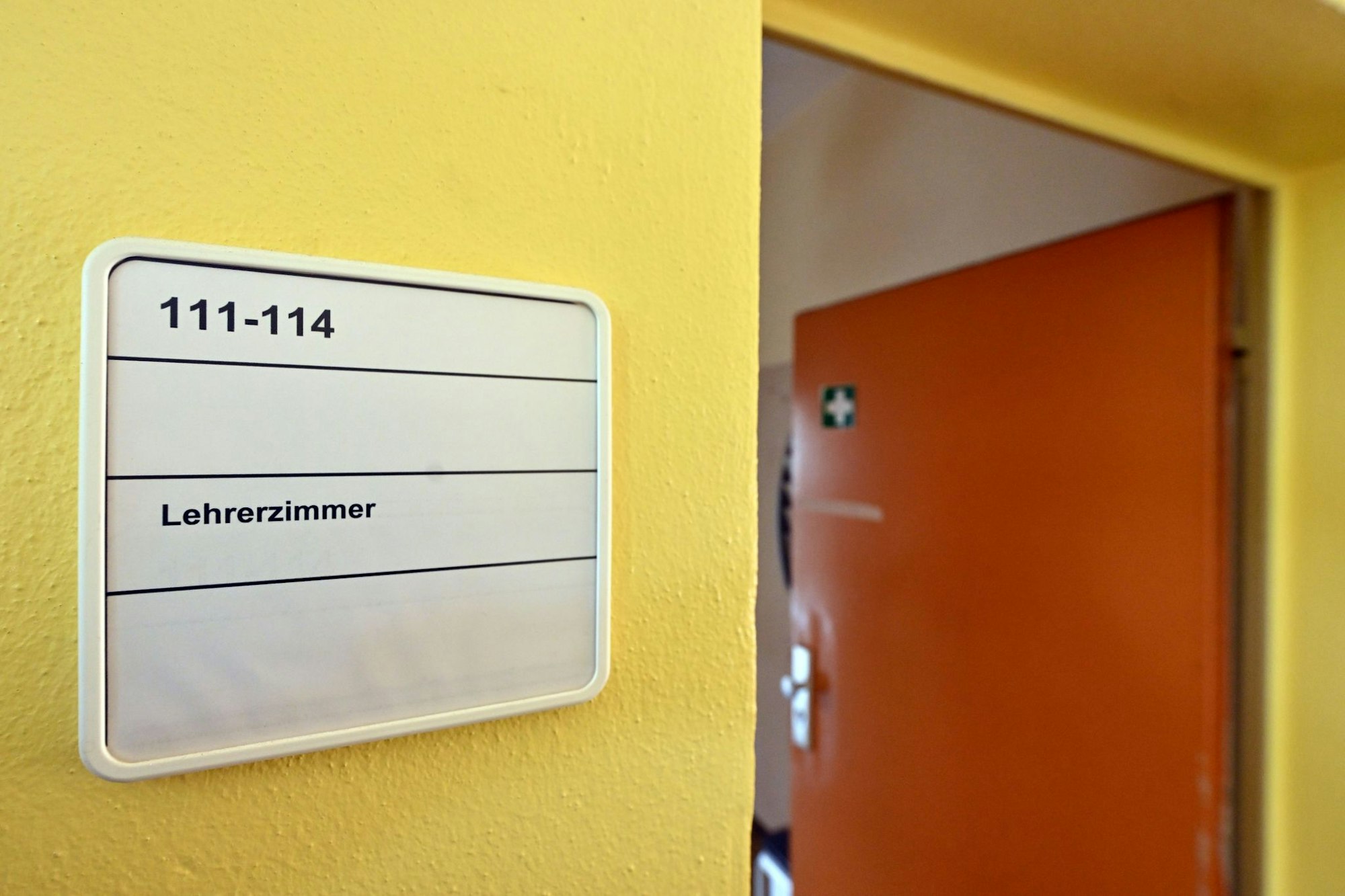 Laut Zahlen des Schulministeriums sind rund 9.800 Lehrer in NRW einen Monat oder länger krank. (Symbolbild)